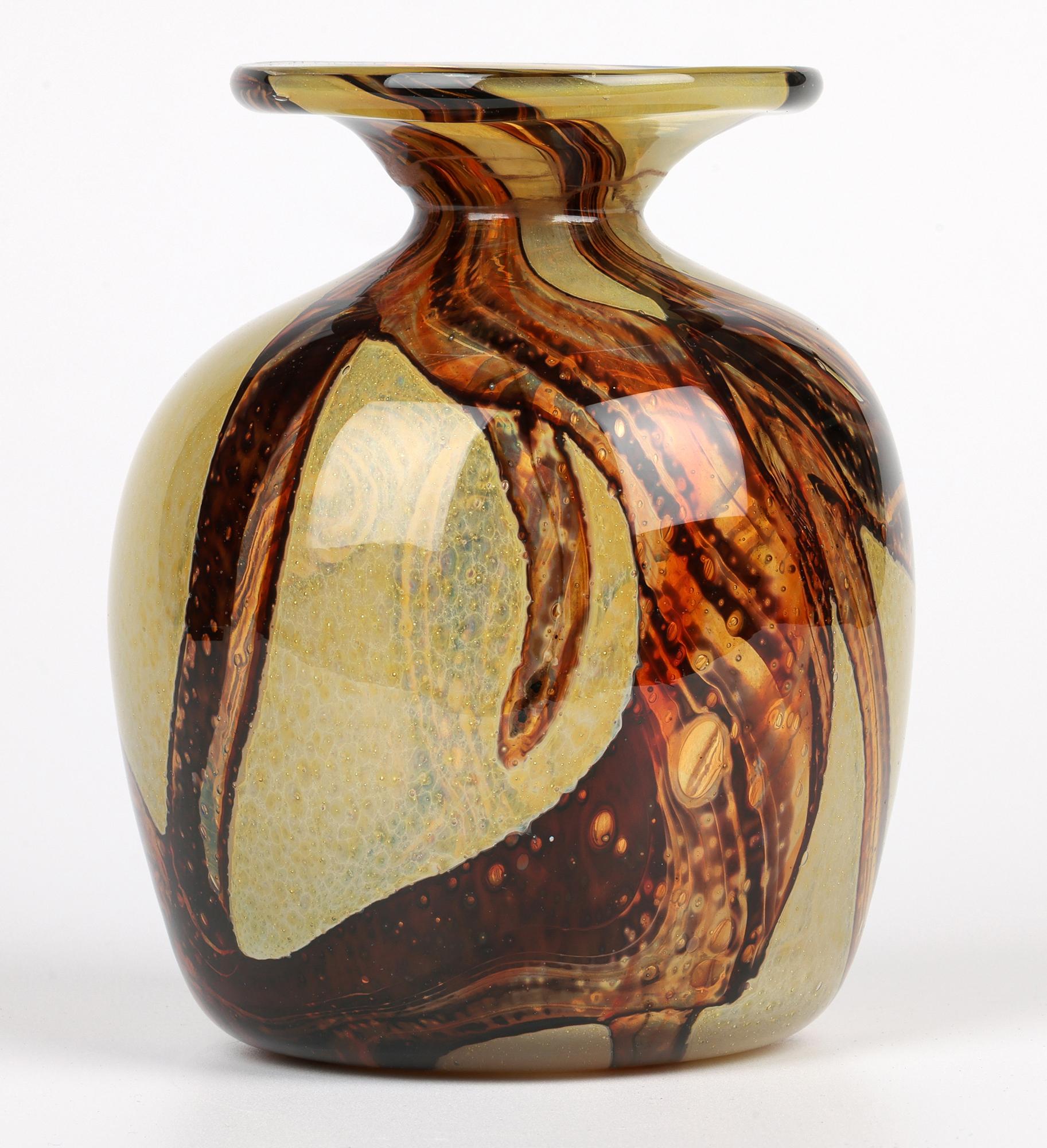 Verre brun Eric Dobson et Michael Harris pour Mdina Studio Glass Vase à sable en vente