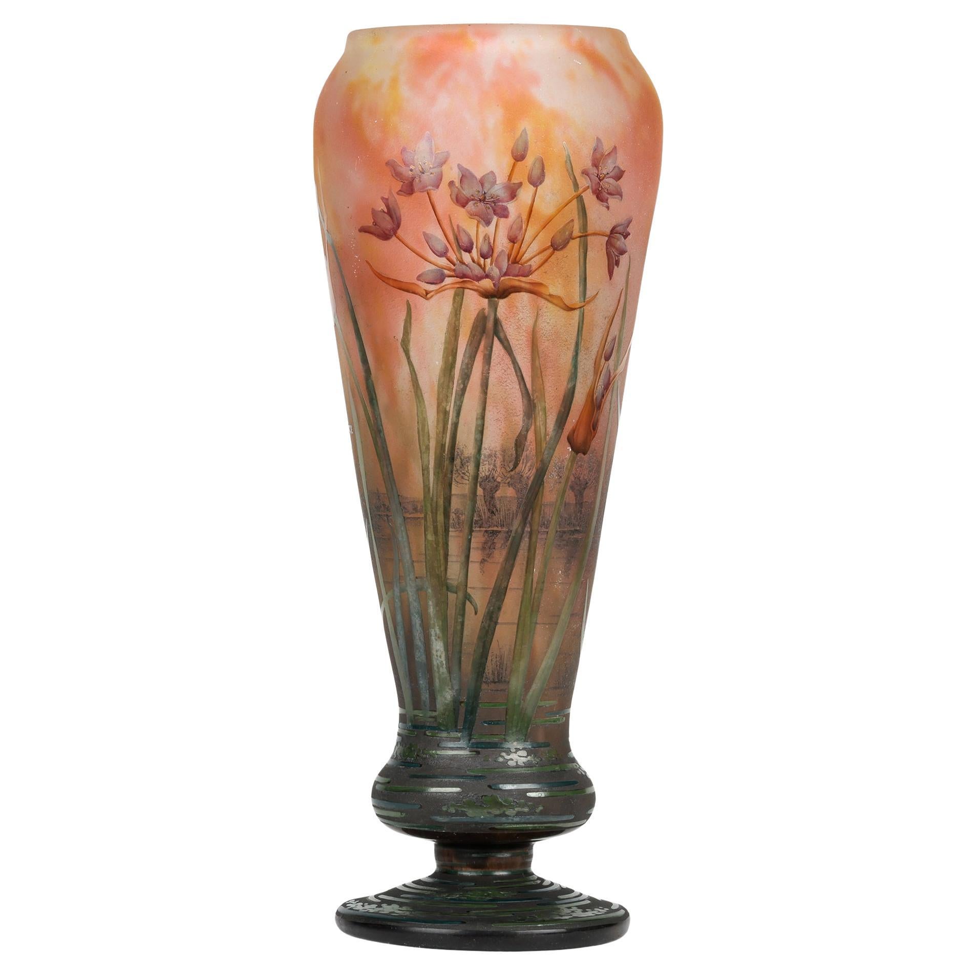 Daum Grand Vase en verre d'art Art Nouveau Agapanthe Camée Gravé à l'Acide en vente