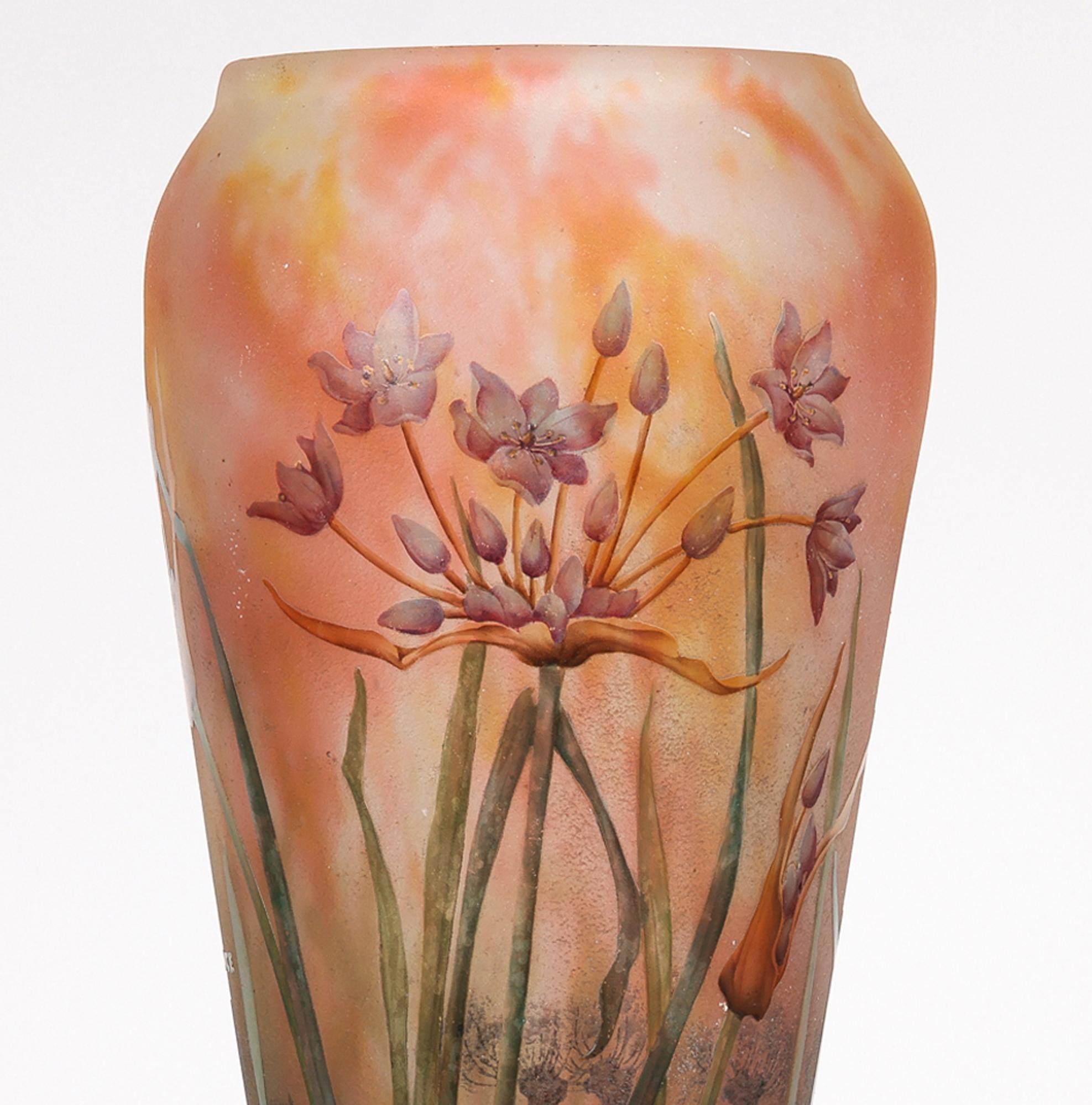 Art nouveau Daum Grand Vase en verre d'art Art Nouveau Agapanthe Camée Gravé à l'Acide en vente
