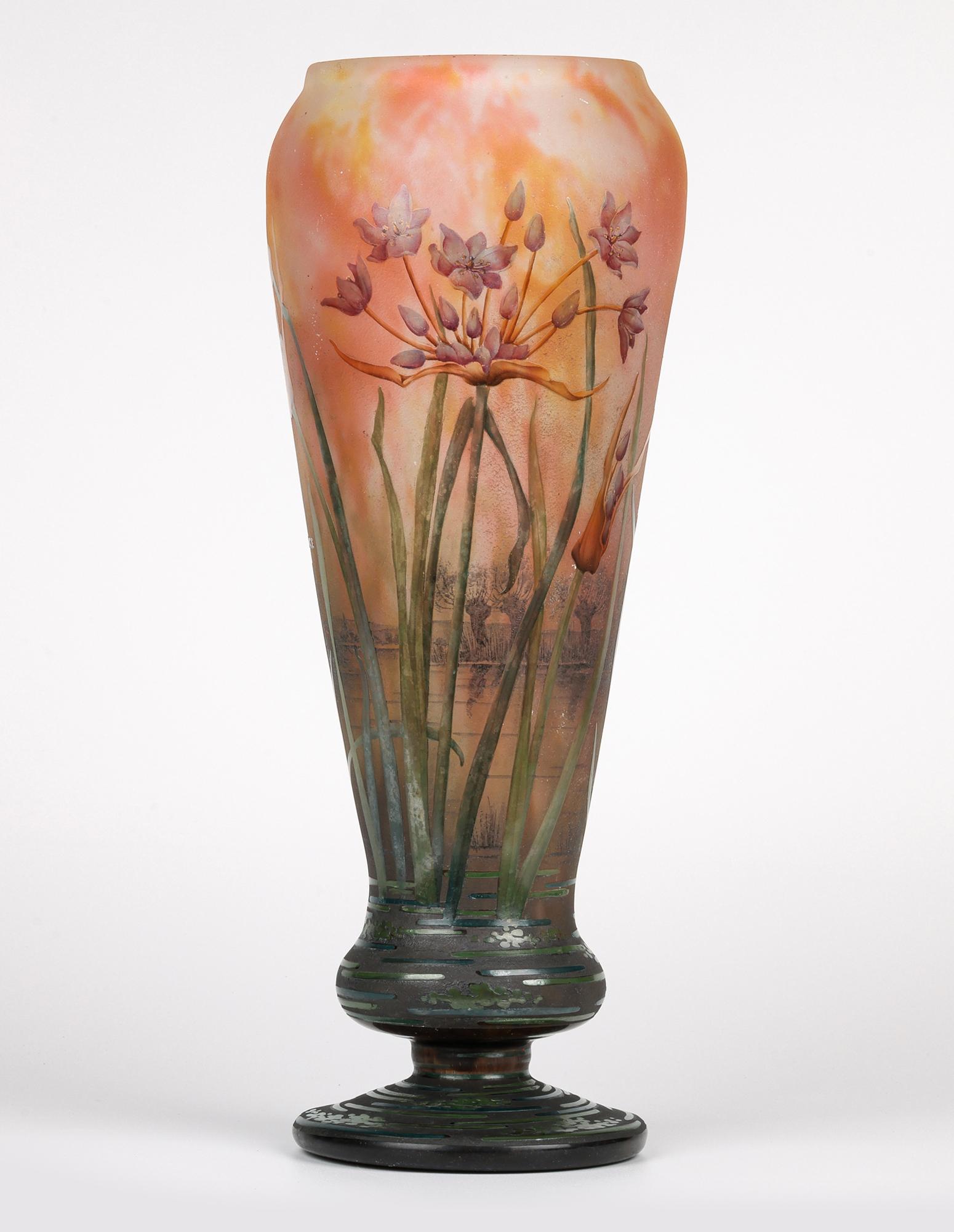 Daum Grand Vase en verre d'art Art Nouveau Agapanthe Camée Gravé à l'Acide Bon état - En vente à Bishop's Stortford, Hertfordshire