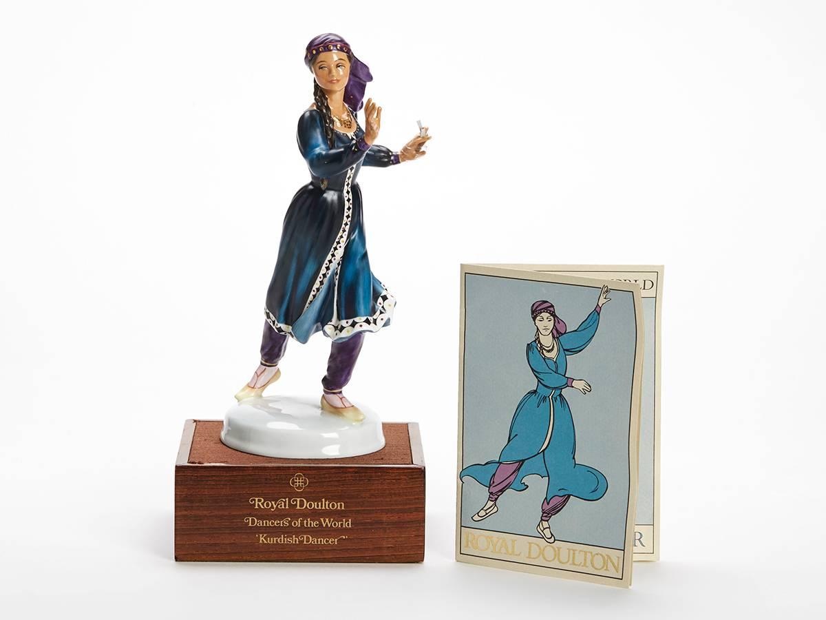 Provenant d'une collection privée, une figurine en porcelaine Royal Doulton Dancers of the World series en édition limitée, intitulée Kurdish Dancer et numérotée HN2867. Conçue par Peggy Davies, cette figurine est l'une des 12 figurines produites