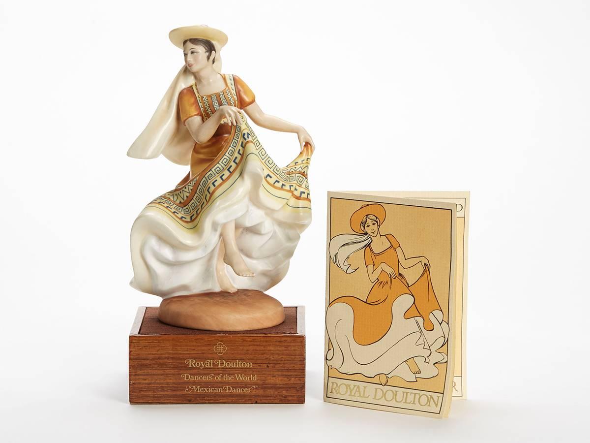 Provenant d'une collection privée, une figurine en porcelaine de la série Dancers of the World de Royal Doulton, intitulée Mexican Dancer et numérotée HN2866. Conçue par Peggy Davies, cette figurine est l'une des 12 figurines produites par Royal