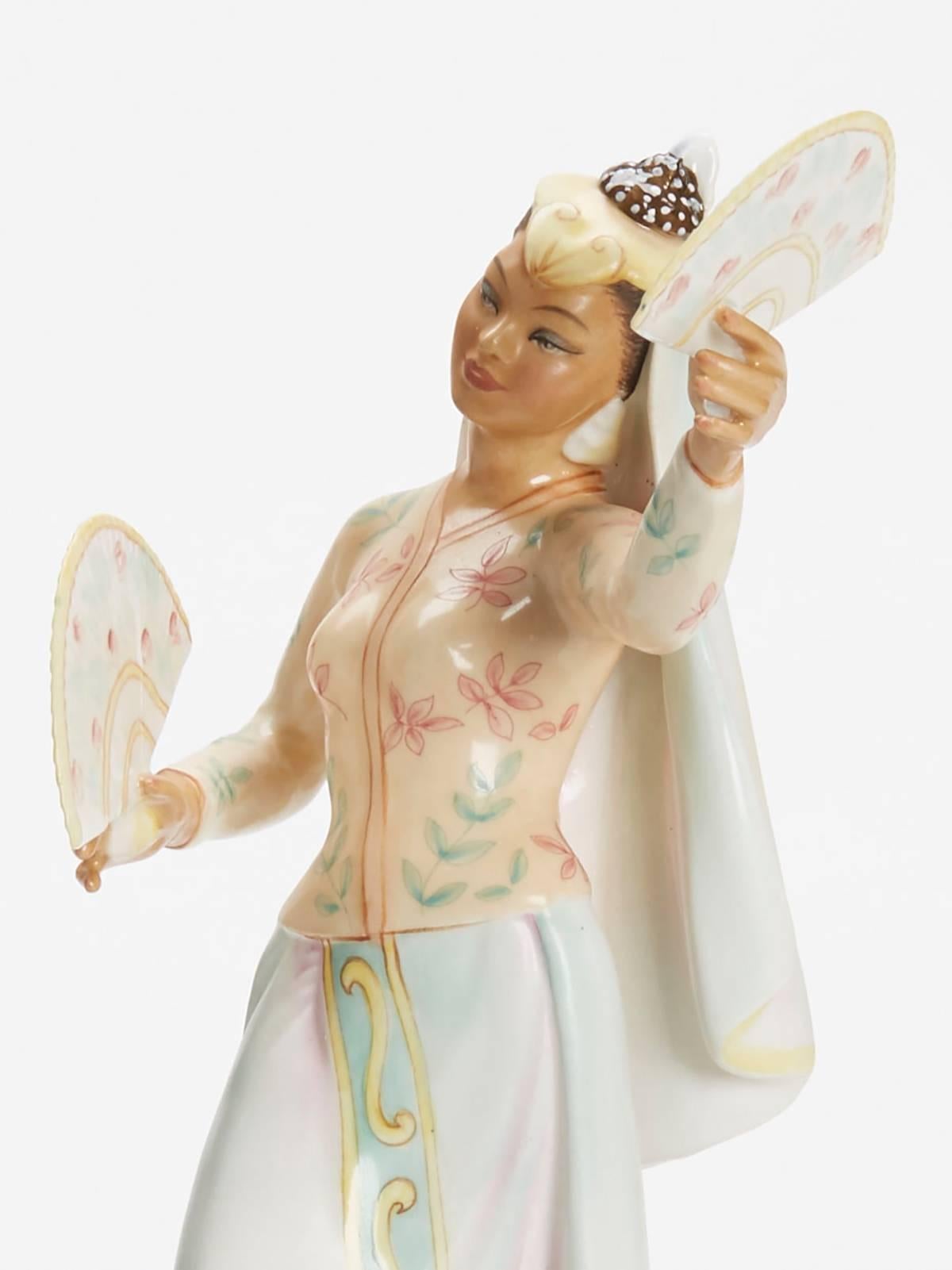 Fin du 20e siècle Figurine d'une danseuse philippine Royal Doulton, 1977 en vente