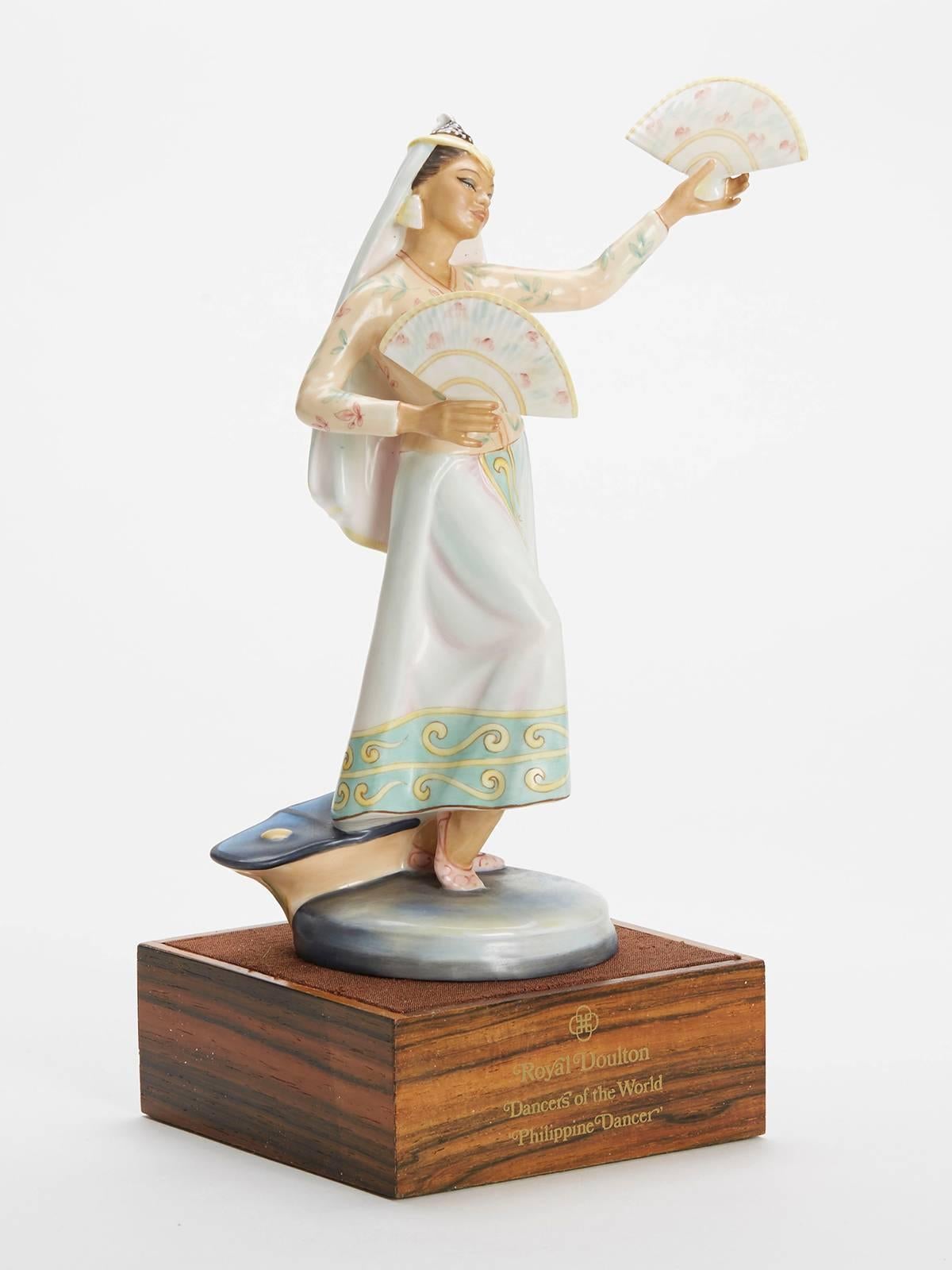 Anglais Figurine d'une danseuse philippine Royal Doulton, 1977 en vente