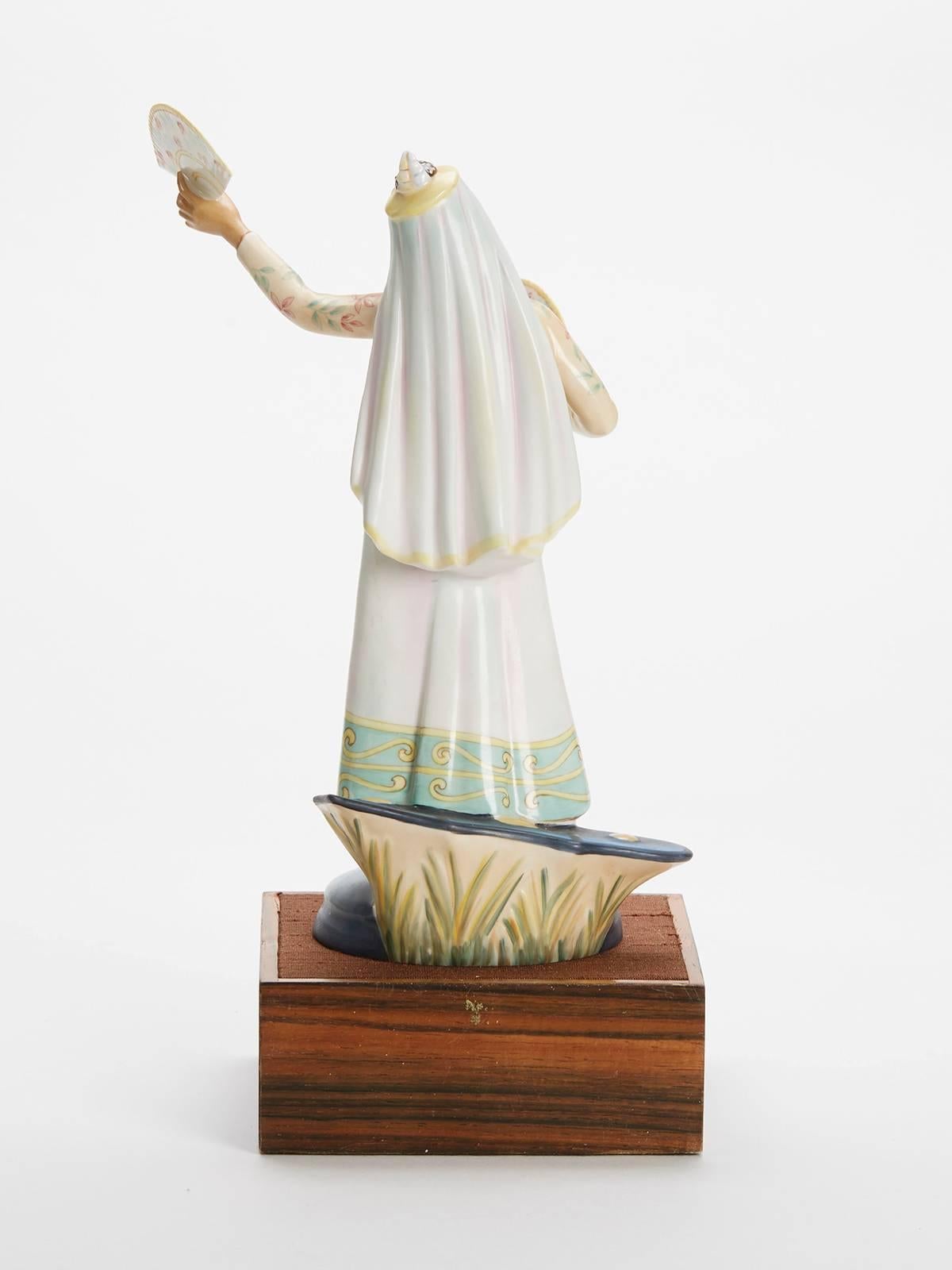 Peint à la main Figurine d'une danseuse philippine Royal Doulton, 1977 en vente