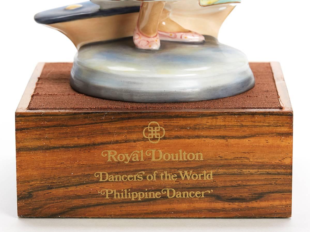Figurine d'une danseuse philippine Royal Doulton, 1977 en vente 1