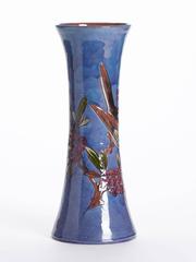 Vase trompette oiseau en poterie d'art bleu William Baron:: vers 1900