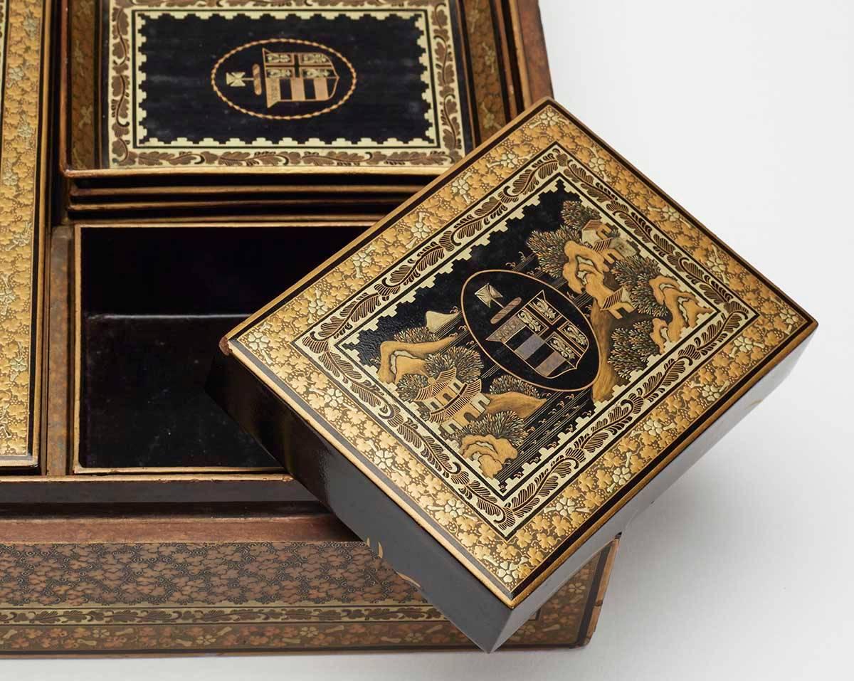 Antique Chinese Smith Armorial Games Box and Counters In Good Condition For Sale In Bishop's Stortford, Hertfordshire