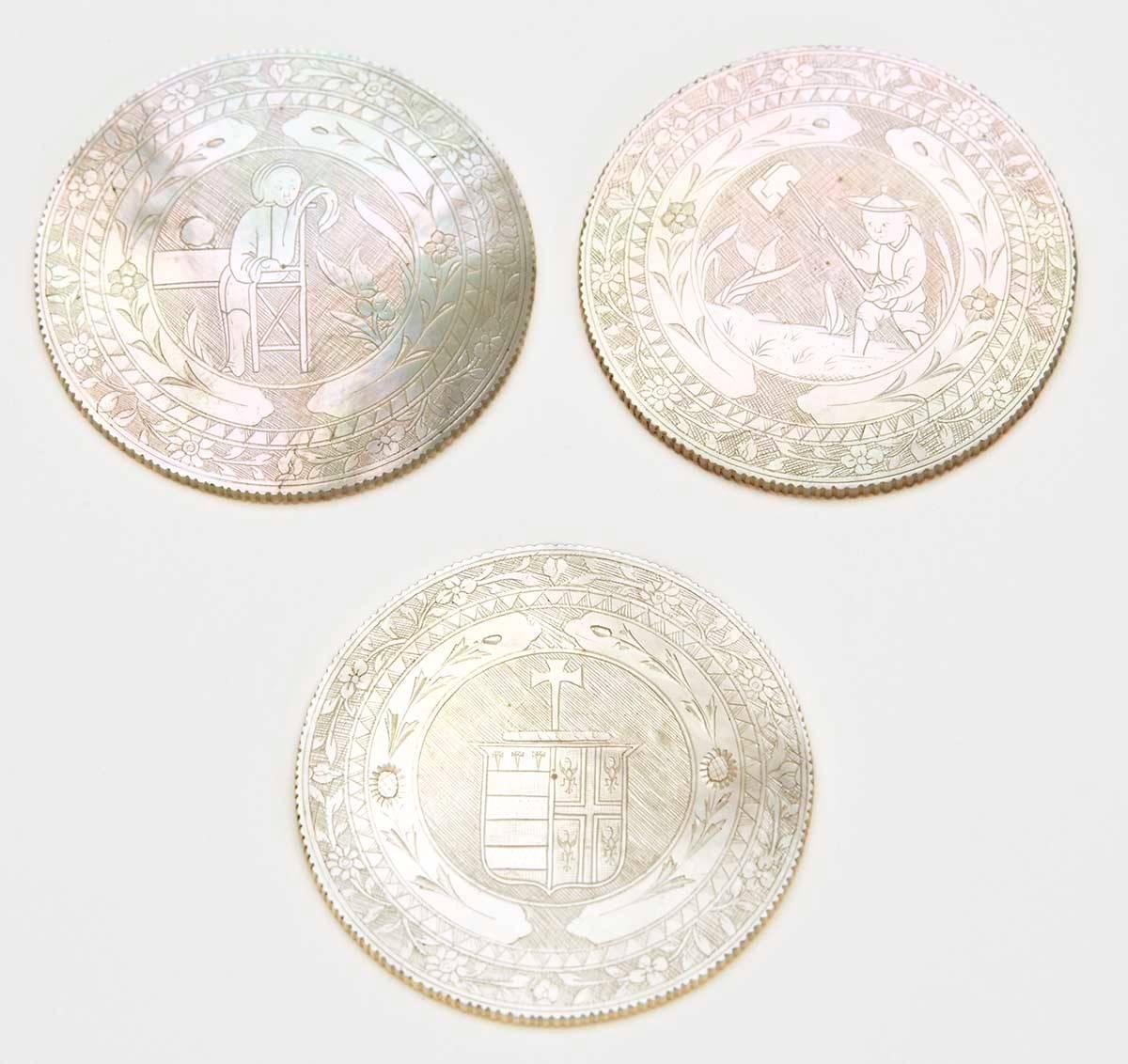 Antike chinesische Smith-Schmuckkästchen und -Teller mit Wappen im Angebot 1
