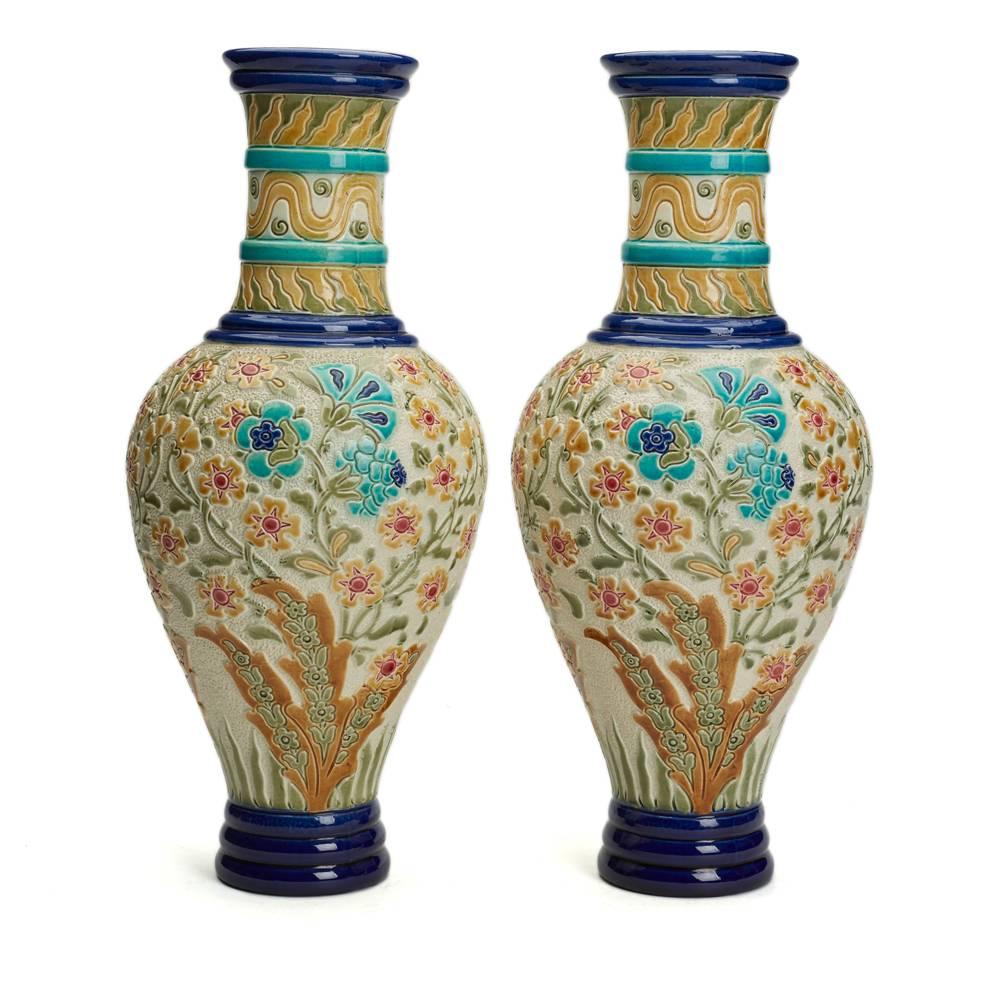Anglais Paire de grands vases floraux en faïence de Burmantofts en vente
