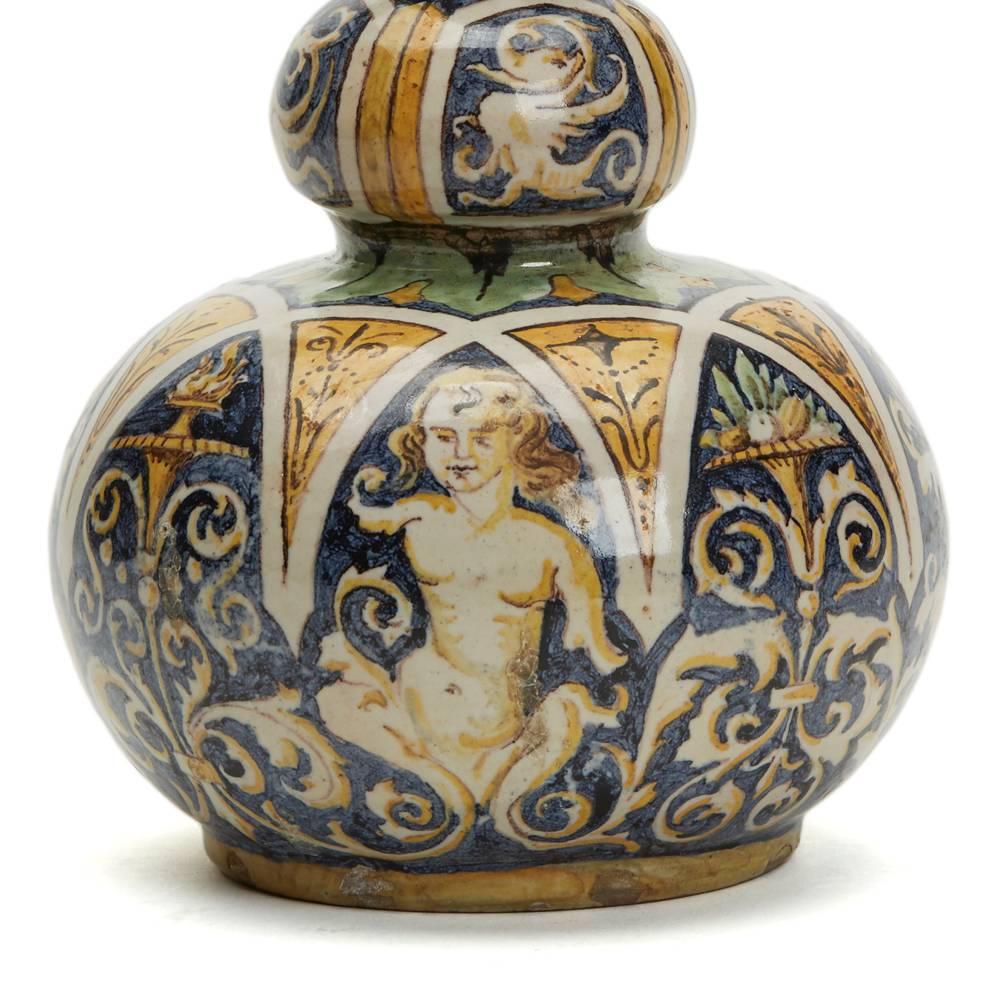 Majolique Vase italien ancien peint classique en majolique italienne du 19ème siècle en vente