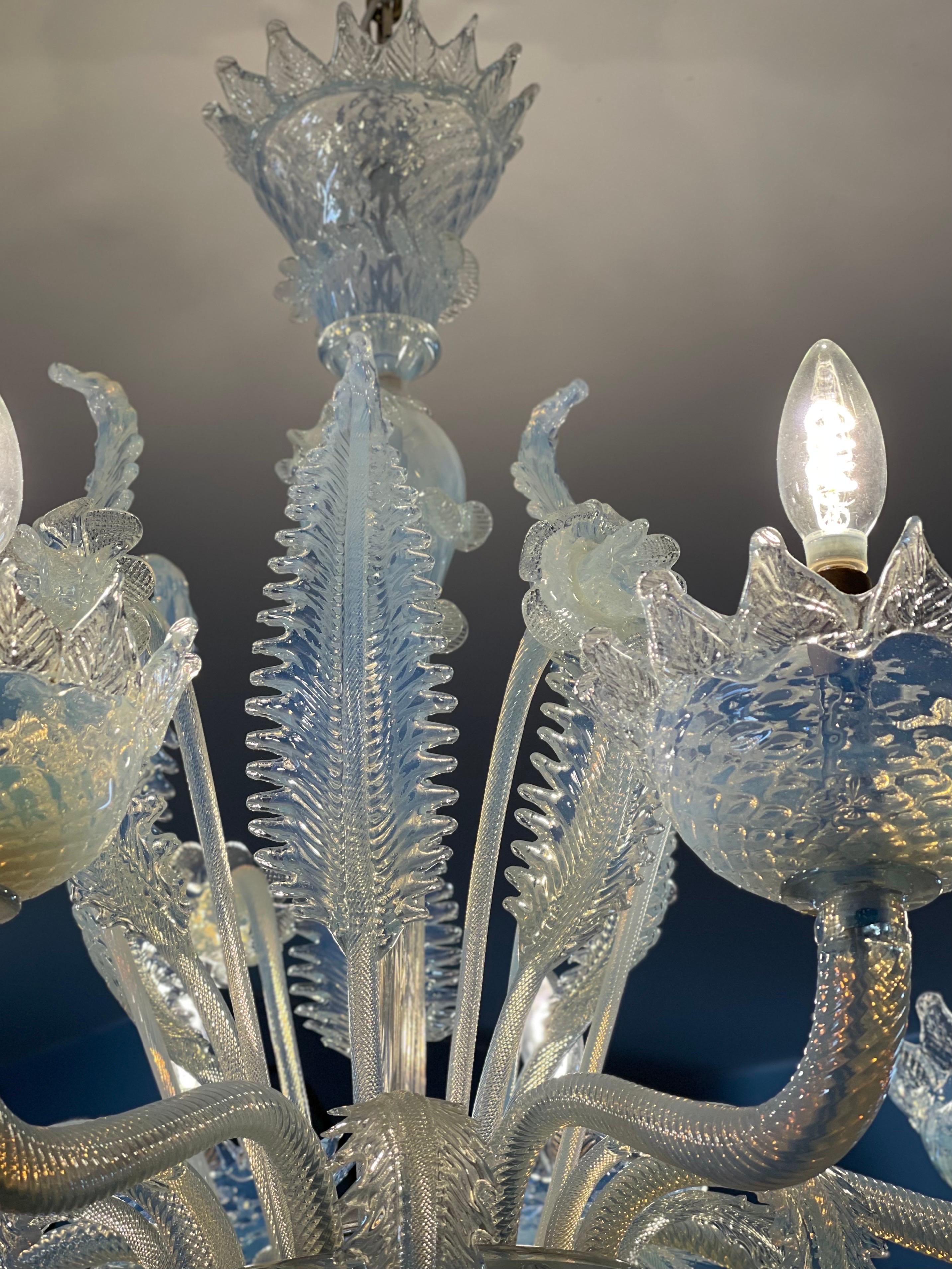 Milieu du XXe siècle Lustre vénitien rare en opale de Murano  en vente