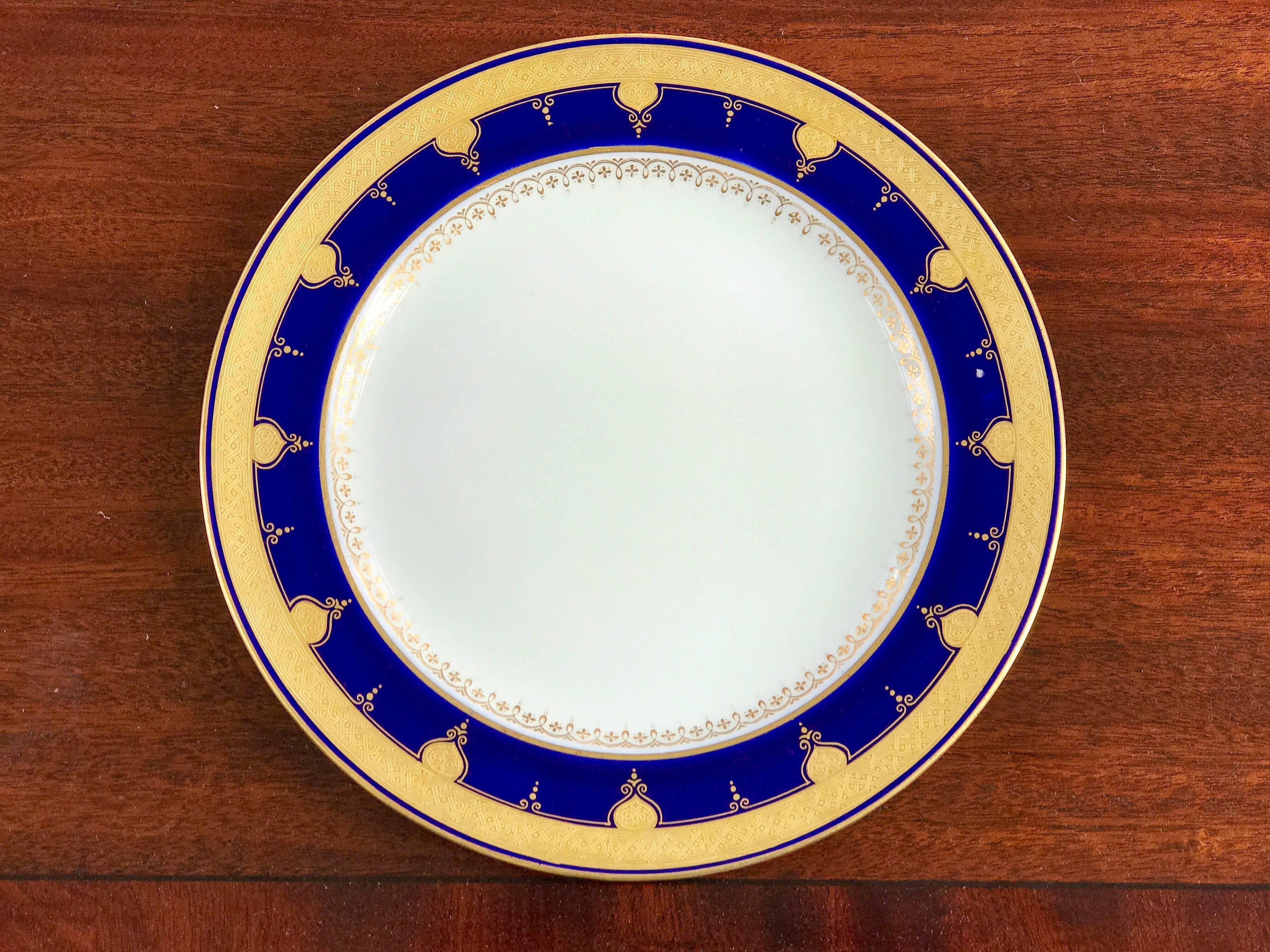 Néoclassique 12 assiettes plates bleu cobalt  en vente