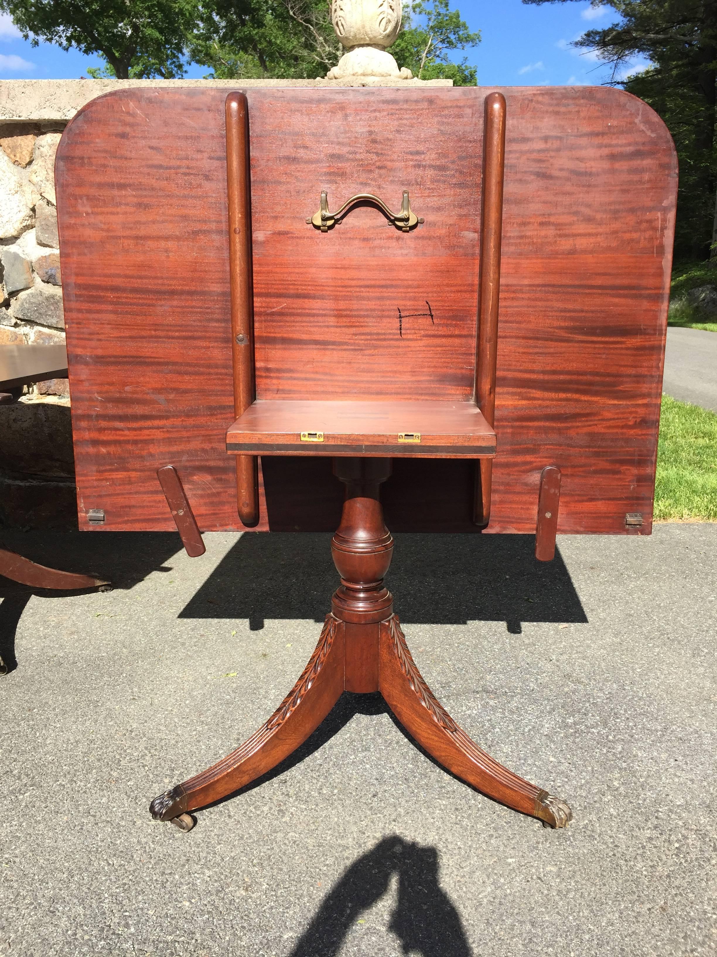 Dining Table in Solid Mahogany In Excellent Condition In New Haven, CT