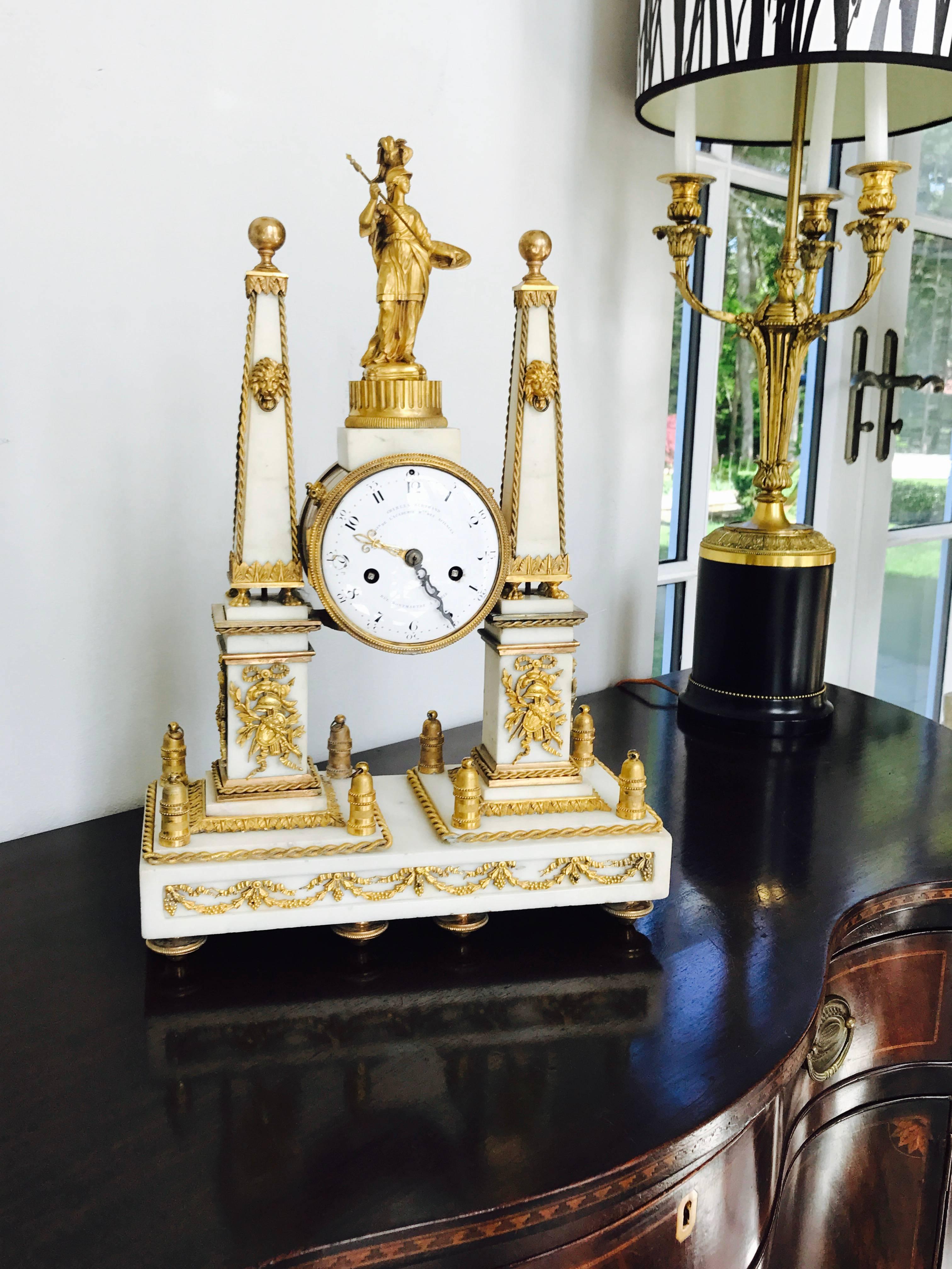 Uhr aus Marmor, Louis XVI.  (Französisch) im Angebot