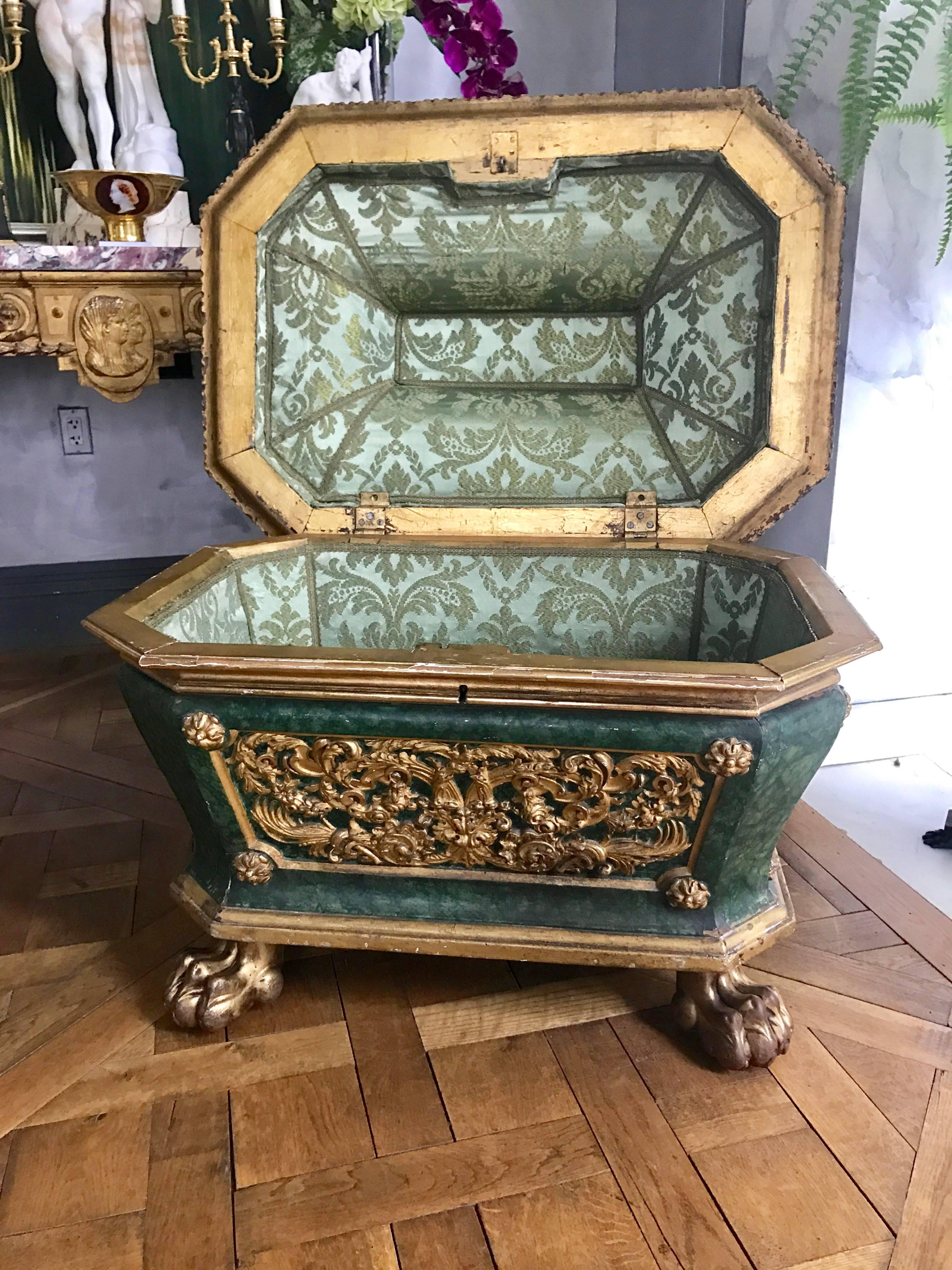 italienischer Cellaret/Weinkühler aus dem 18. Jahrhundert, Giltwood und Malachitimitat. Dieses einzigartige Cellaret ist aus Nussbaumholz in Form einer Kassone mit einem pagodenförmigen Scharnierdeckel gefertigt. Die Schnitzereien sind exquisit und