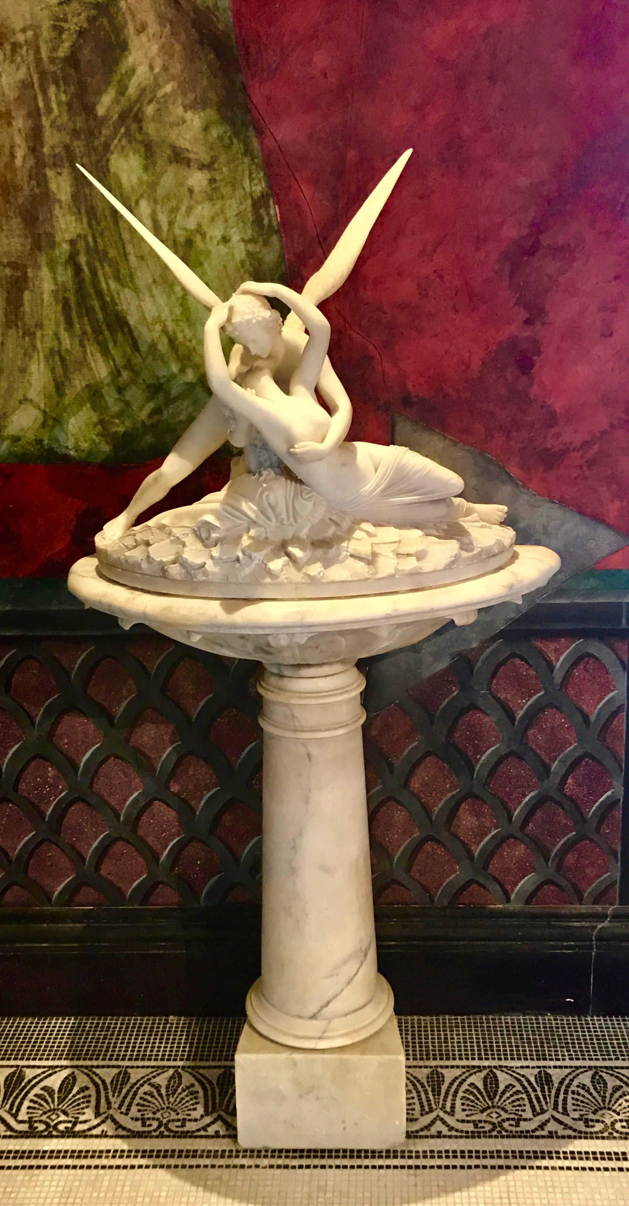 Eine Skulptur des Gottes Eros und der Psyche auf einem großen, konformen Sockel. Eine der bedeutendsten klassischen Skulpturen der Geschichte.
Psyche durch Amors Kuss wiederbelebt 
von Antonio Canova (1757-1822).
Ausgestellt im Louvre-Museum und in