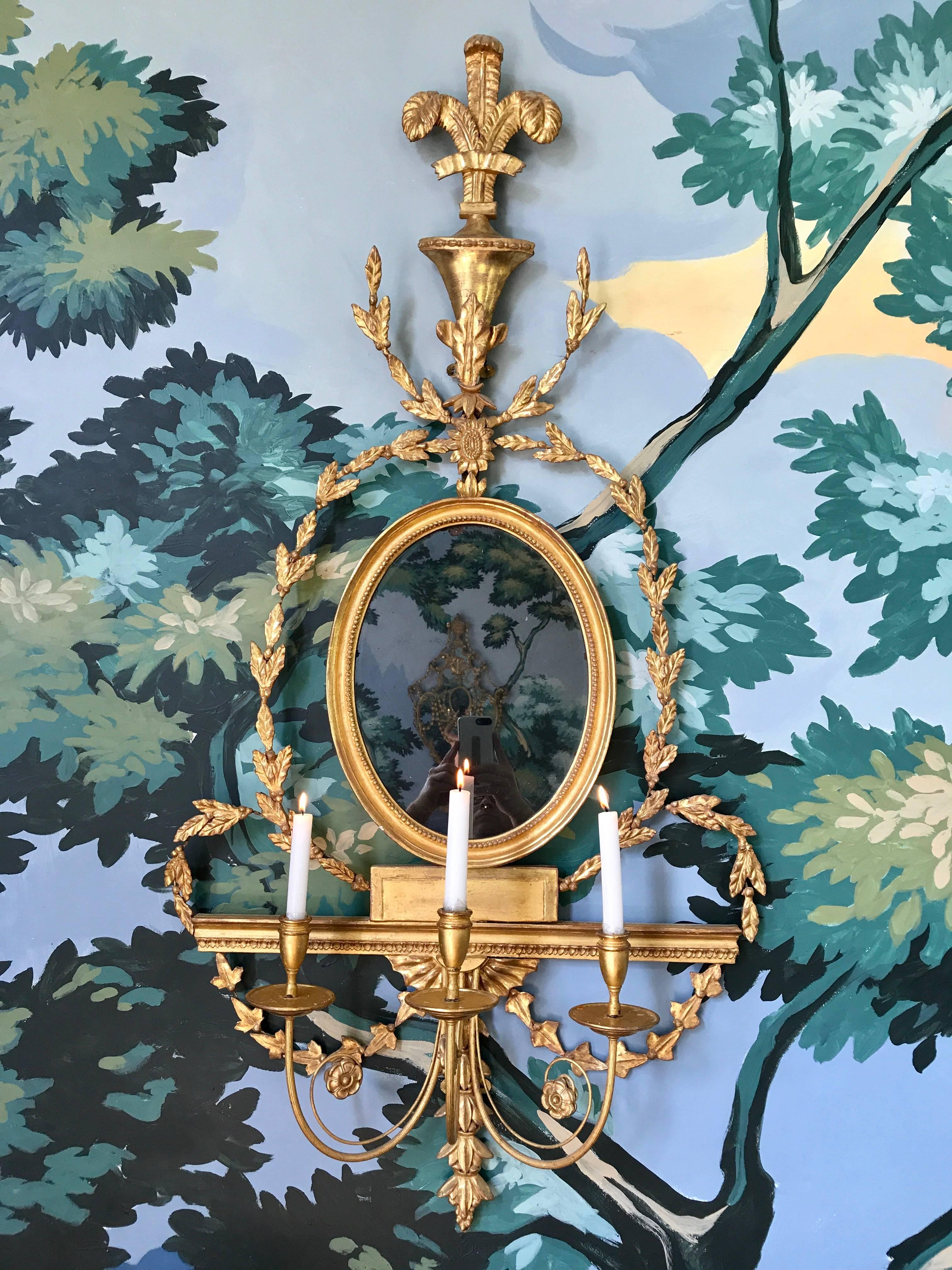 Début du XIXe siècle Paire d'appliques murales à miroir doré Girandole sculptées à la main de style Adams  en vente