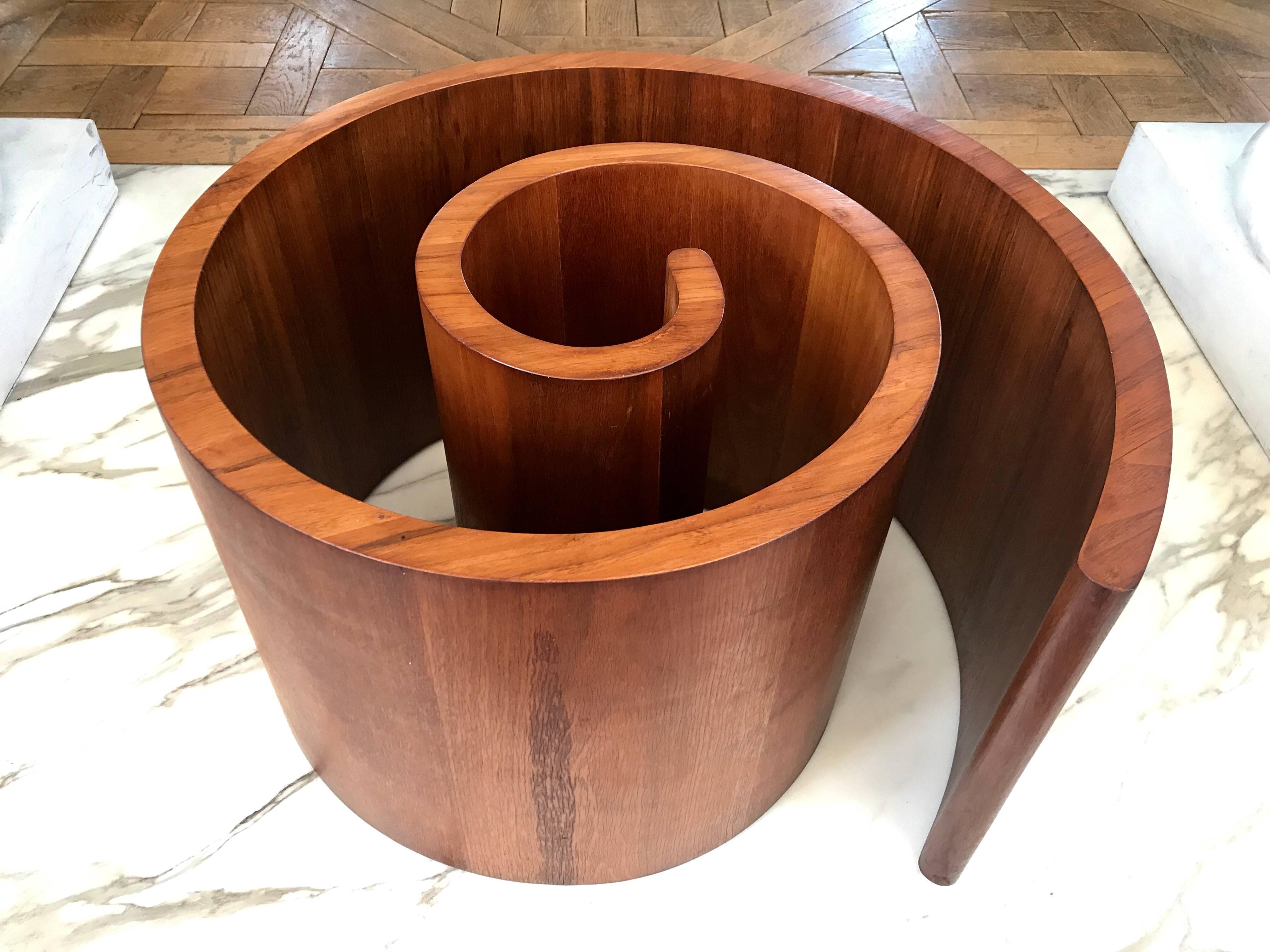 A very rare Vladimir Kagan Snail coffee table made of light mahogany with a linseed oil finish, circa 1960. (14
