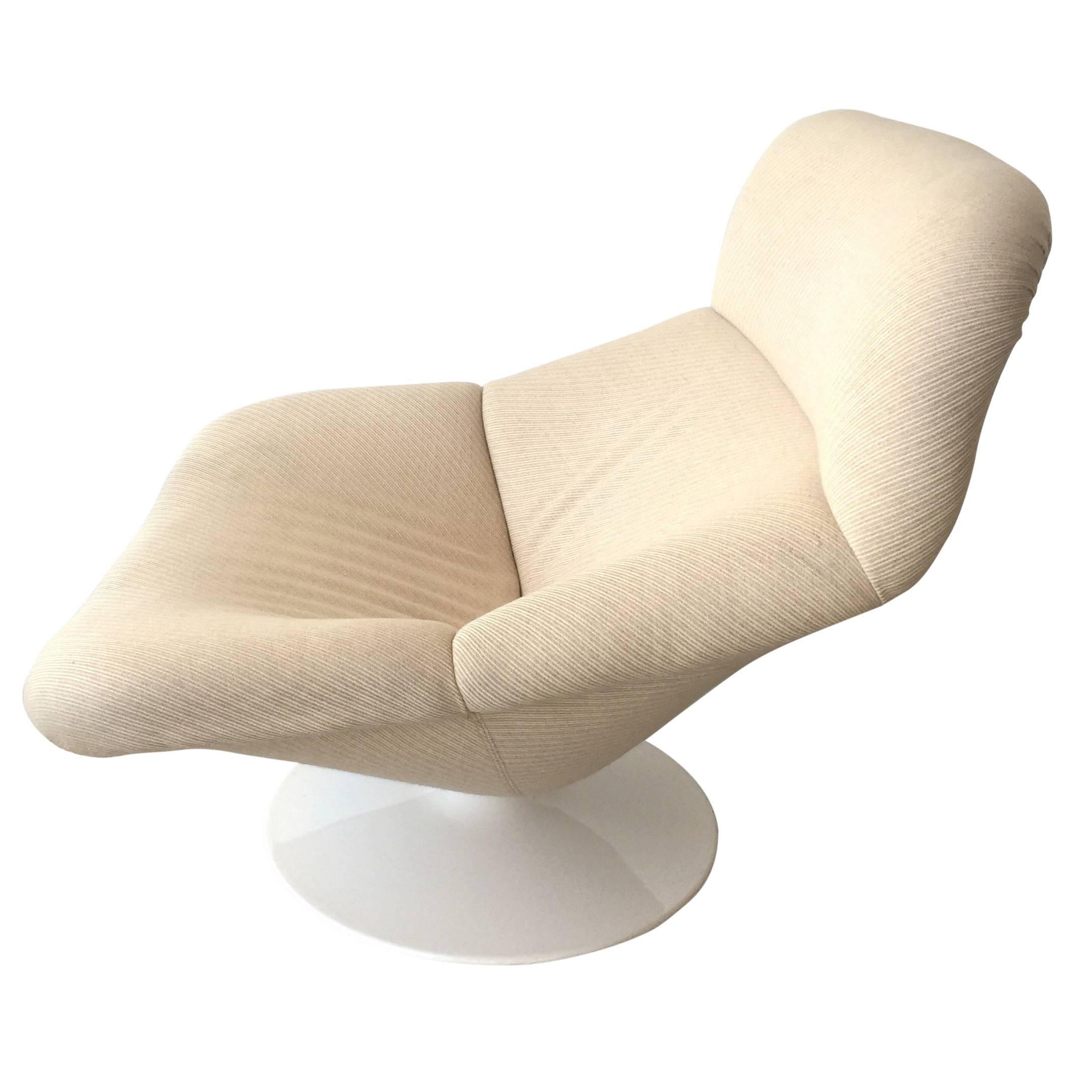 Gorgeous set of two vintage F519 swivel lounge chairs and one ottoman by Geoffrey Harcourt for Artifort. Cream colored woven wool upholstery. Classic round base. Extremely comfortable. Perfect for your retro home! 

Measurements listed below are