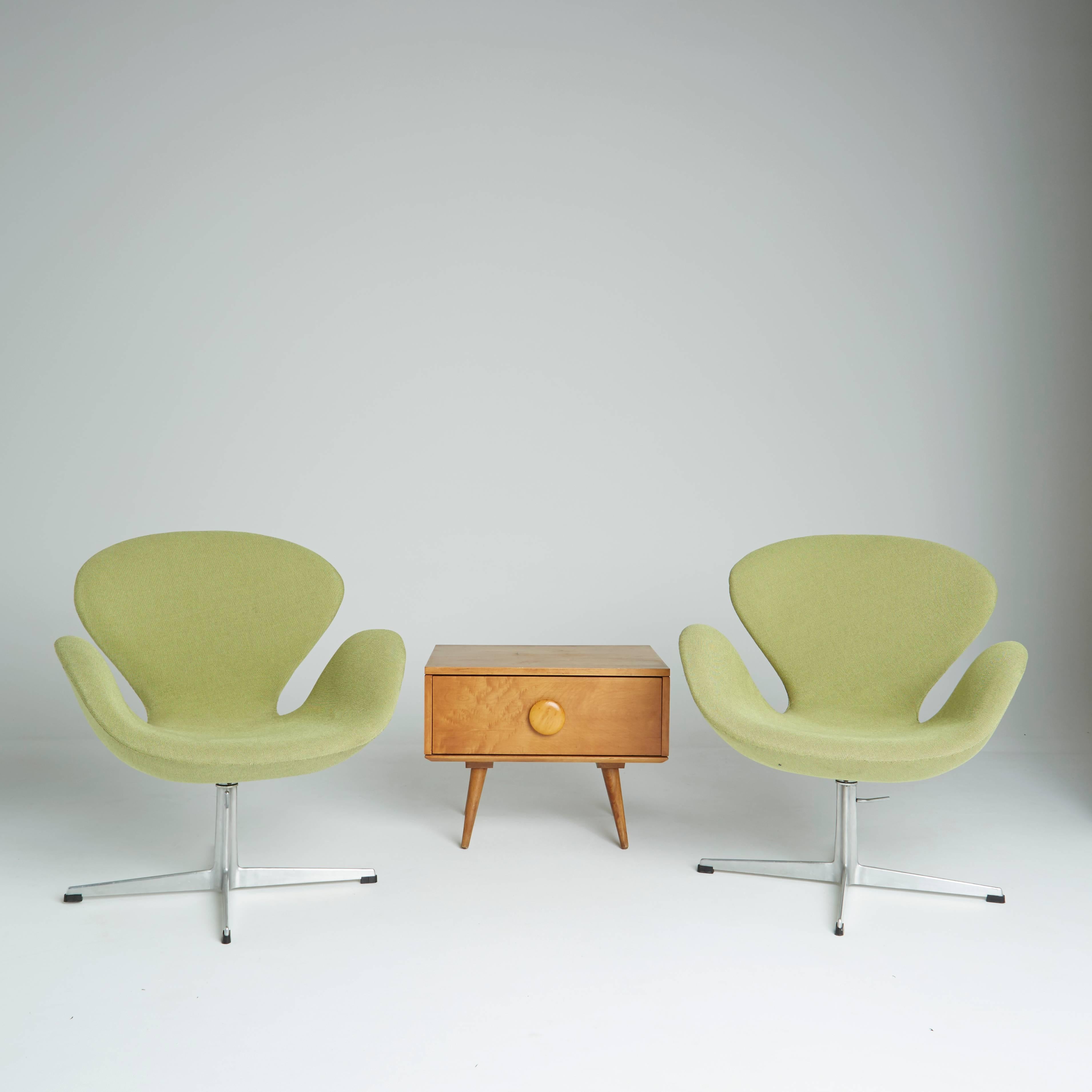Swan Chairs by Arne Jacobsen for Fritz Hansen, Circa 1964 Production 1