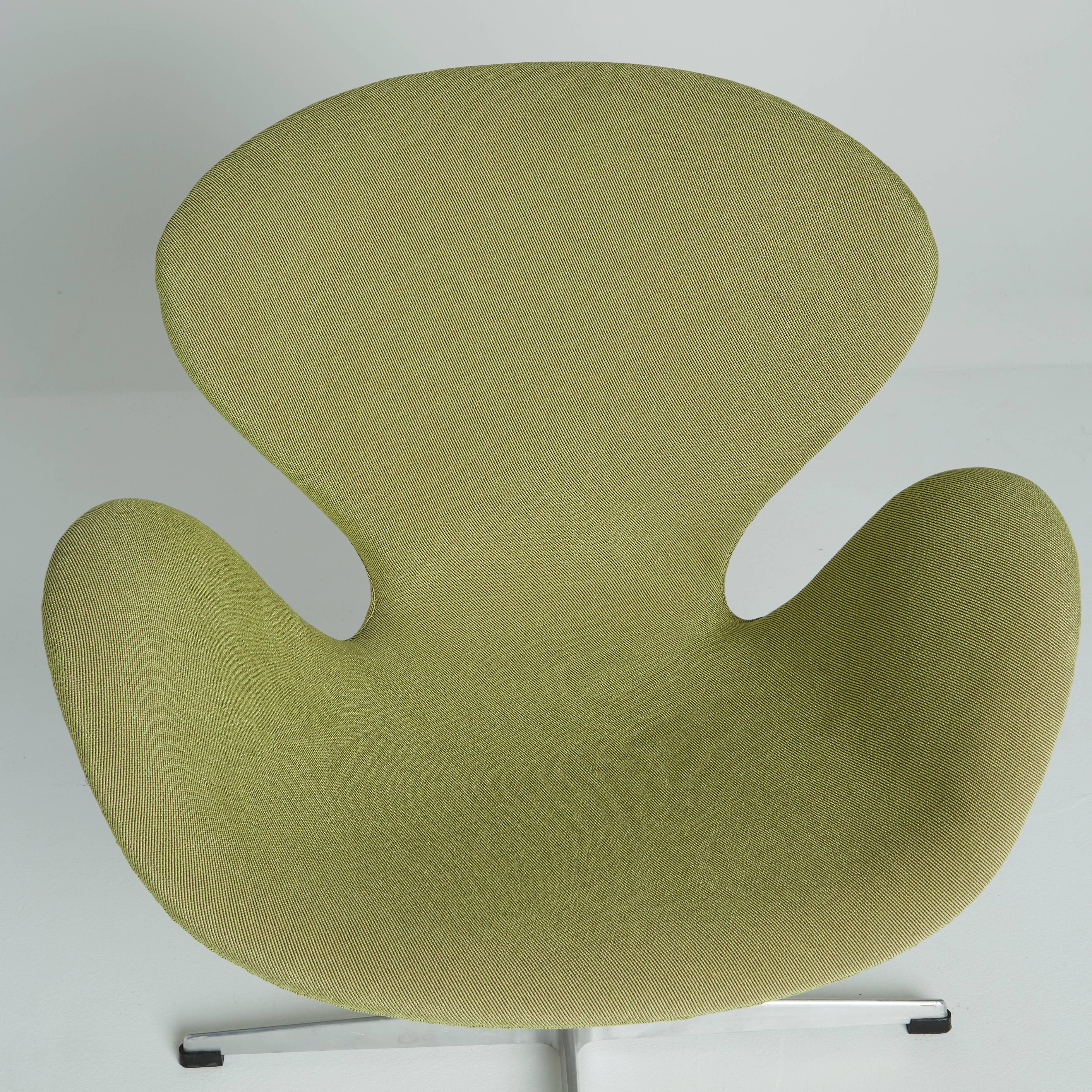 Swan Chairs by Arne Jacobsen for Fritz Hansen, Circa 1964 Production 3