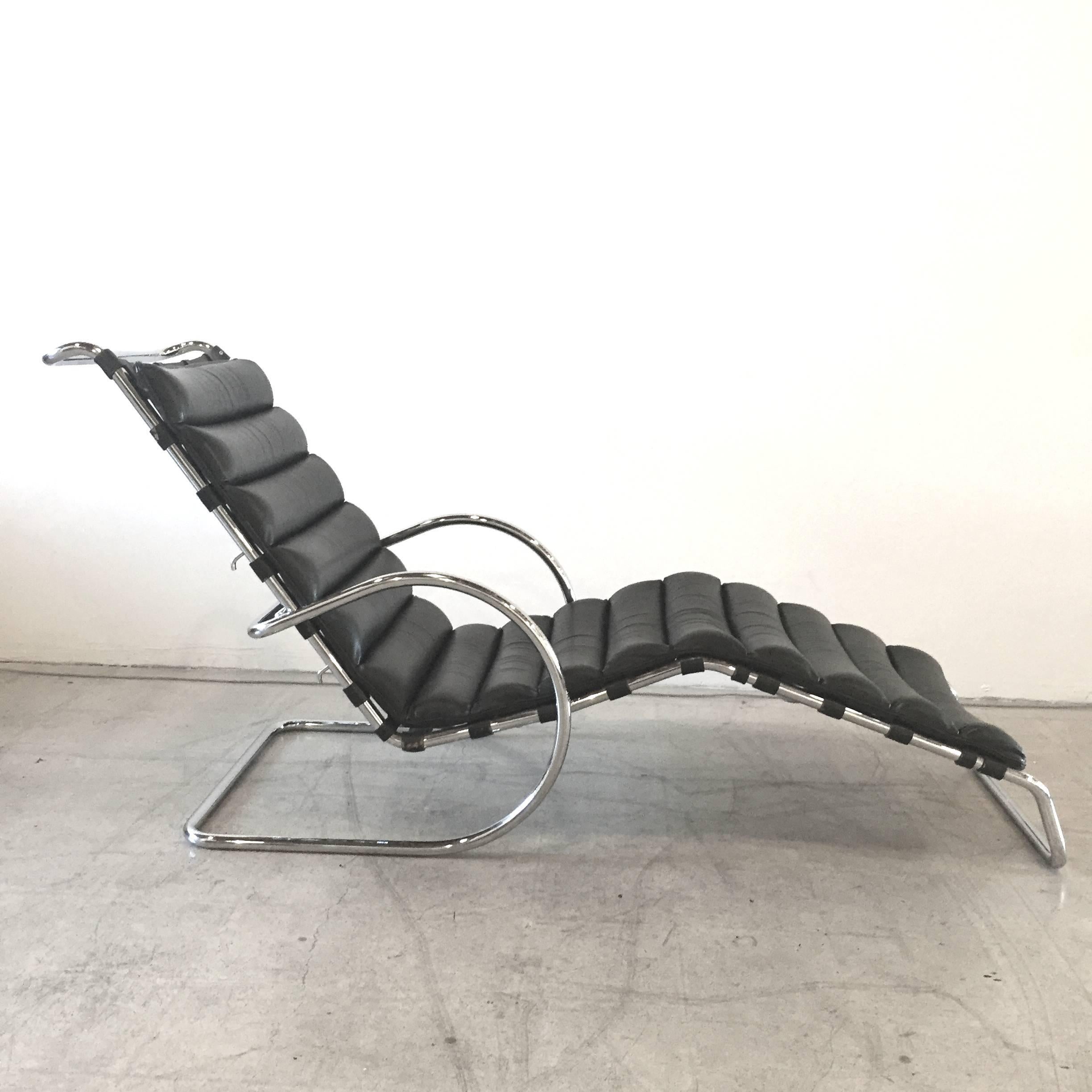 This rare early production MR chaise longue chair by Ludwig Mies van der Rohe is showcased in black leather and is in excellent condition for its age. 

This chair can make an entirely empty room feel complete - giving the owner something so