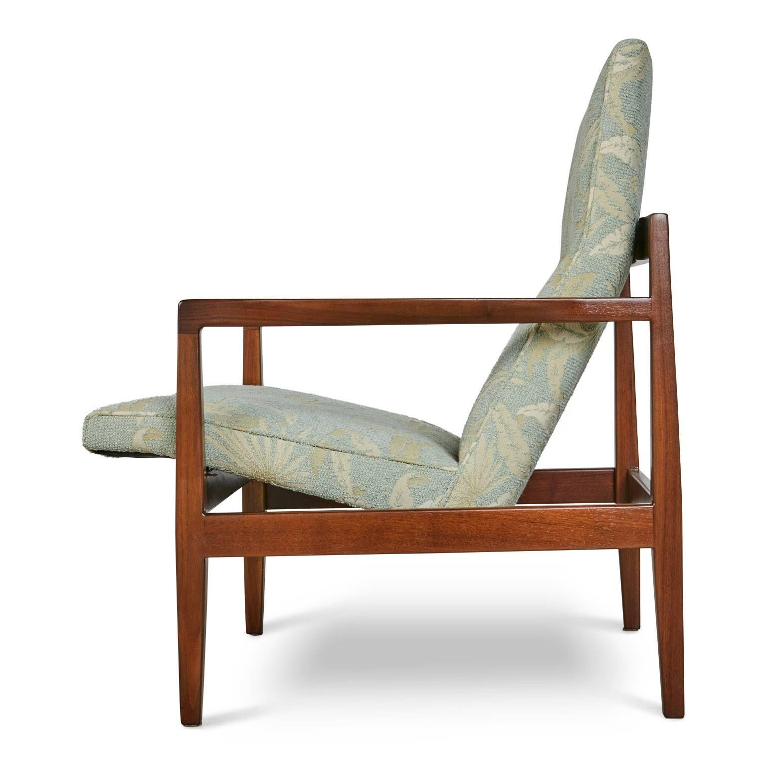 American Jens Risom Floating Walnut Lounge Chairs Set of Four (4), Restored, Circa 1960