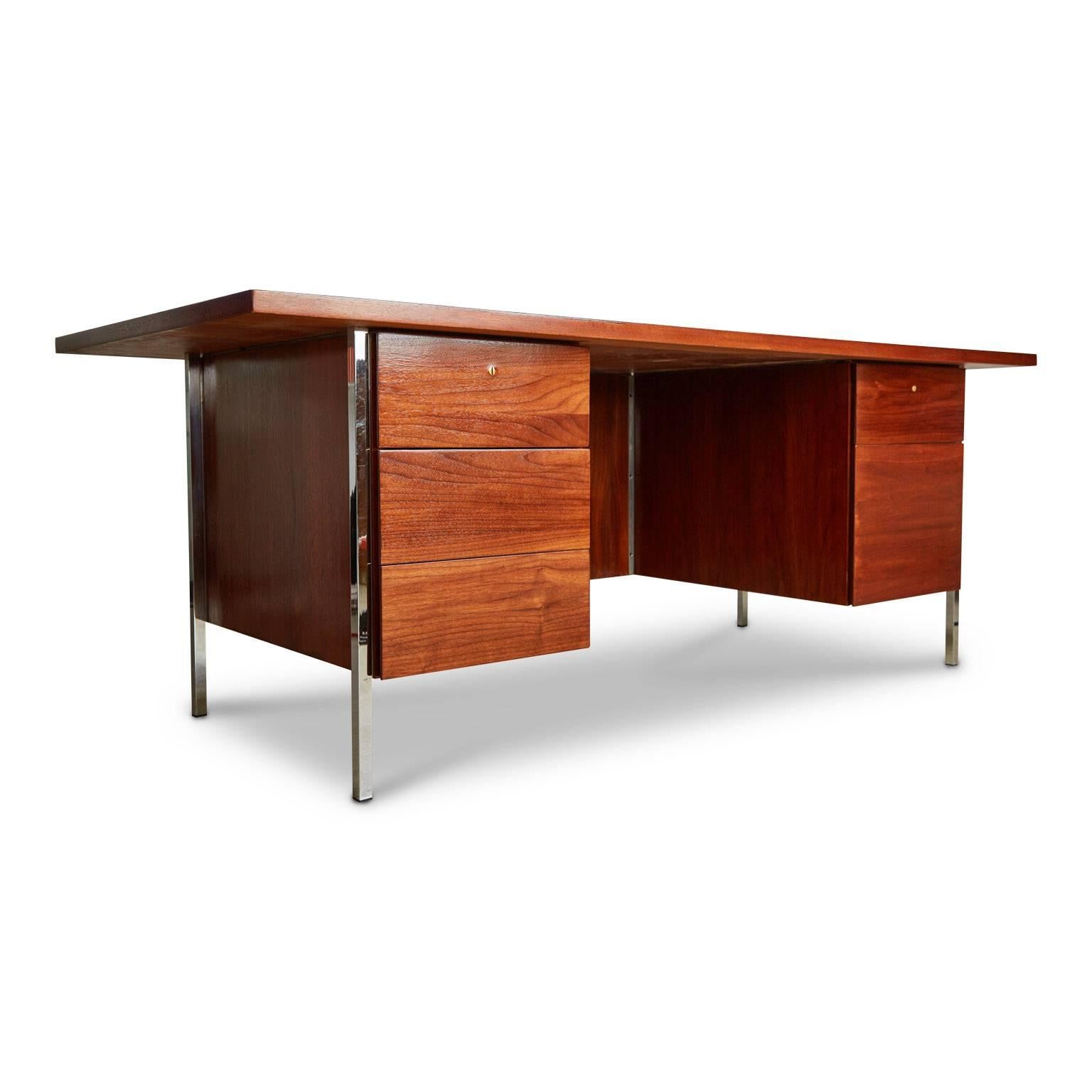 Large and in-charge, newly restored model 1503 executive desk by Florence Knoll for Knoll Associates produced in Walnut between 1952-1956. This desk bares the original early Knoll Associates manufacturing label on the underside. 

Featuring double