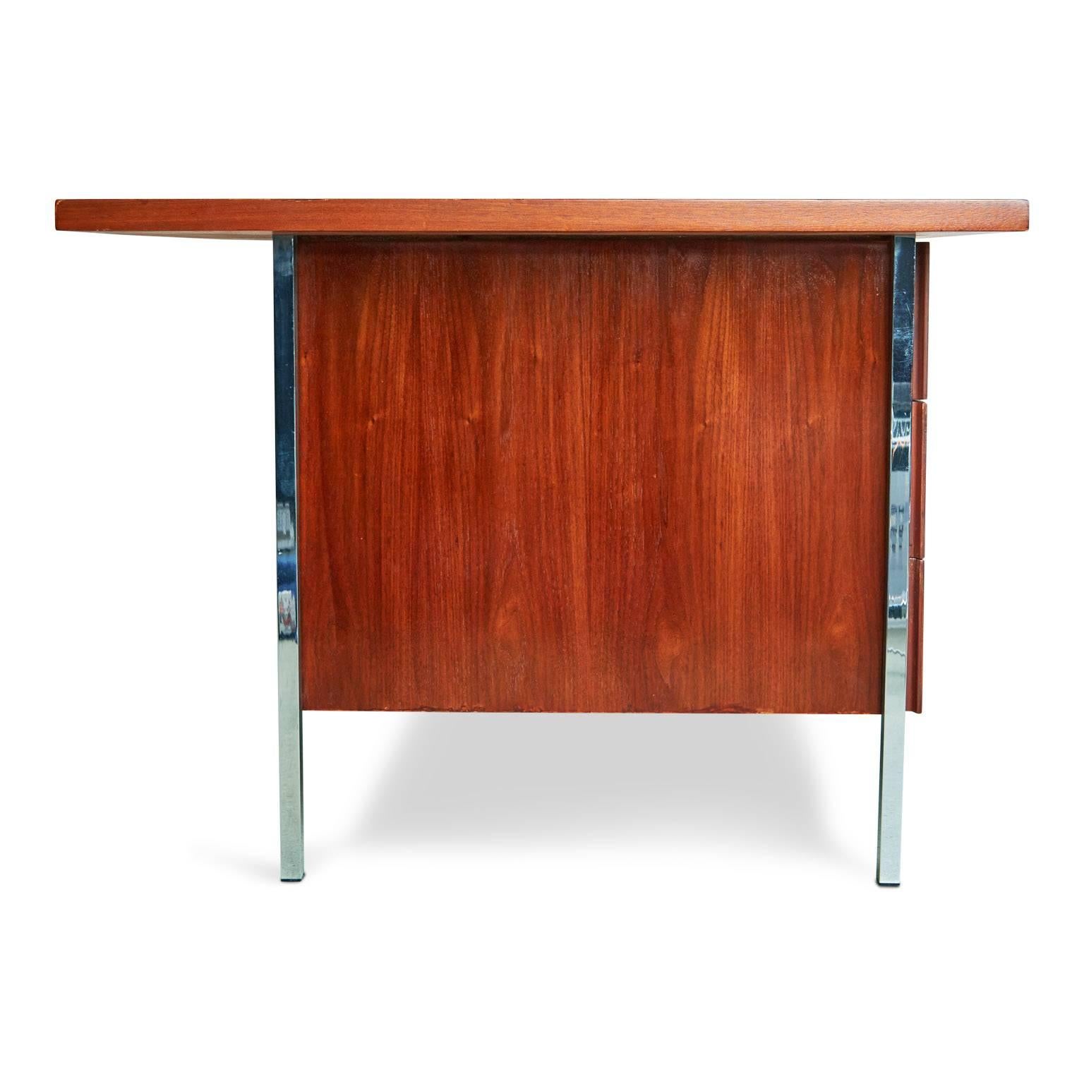 Mid-Century Modern Florence Knoll Model 1503 Walnut Desk for Knoll Associates, Restored, circa 1950