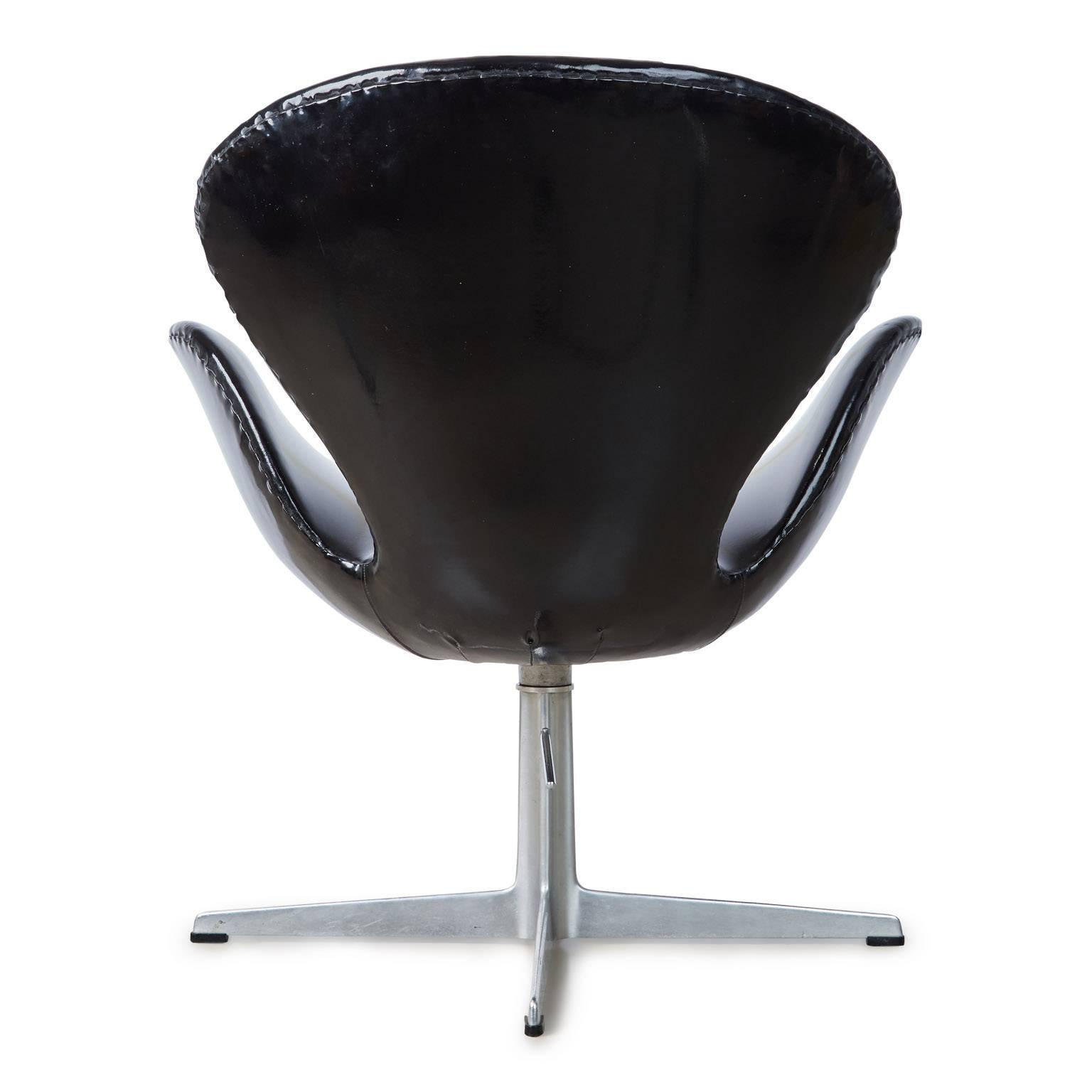 Scandinavian Modern Arne Jacobsen Swan Chair for Fritz Hansen, Dated 1966