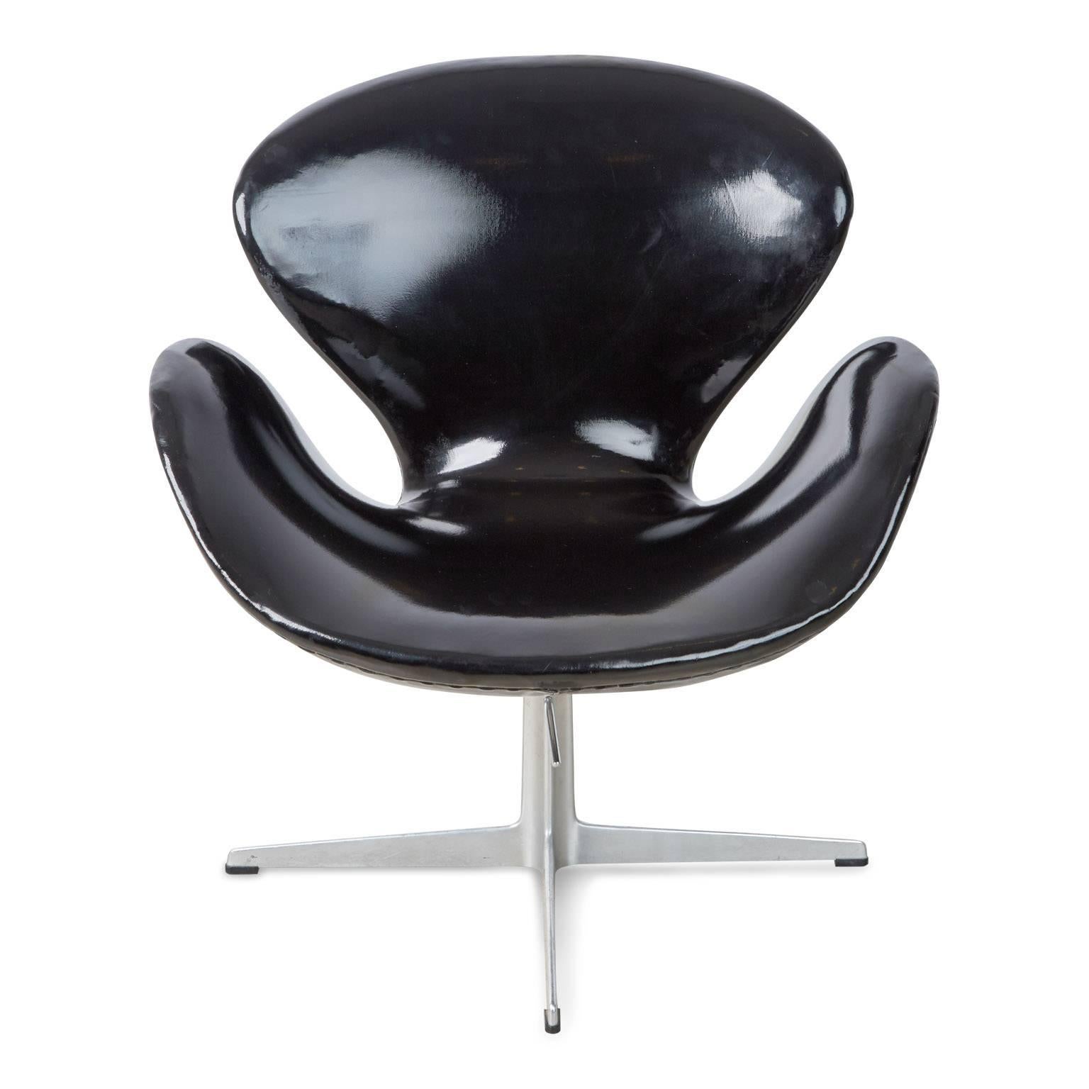 Mid-20th Century Arne Jacobsen Swan Chair for Fritz Hansen, Dated 1966