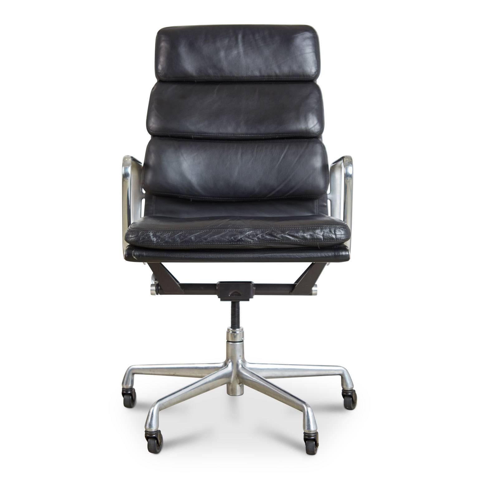 The clean, contemporary Silhouette of this iconic soft pad executive task or desk chair for Herman Miller is a perfect example of Charles & Ray Eames unparalleled designs. This rarely seen with casters desk chair was originally designed as a