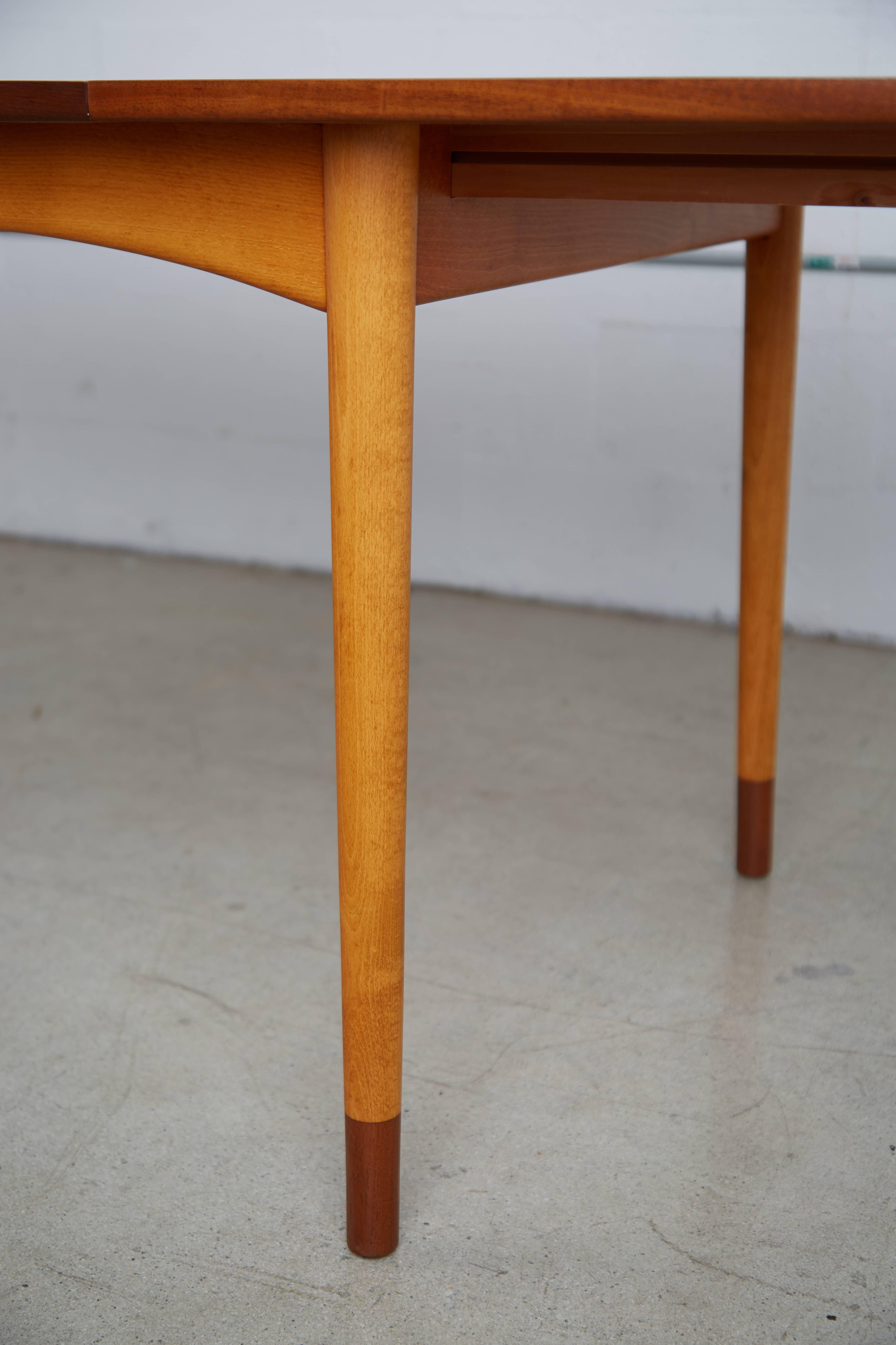 Finn Juhl Expandable Walnut Dining Table, circa 1960 In Excellent Condition In Los Angeles, CA