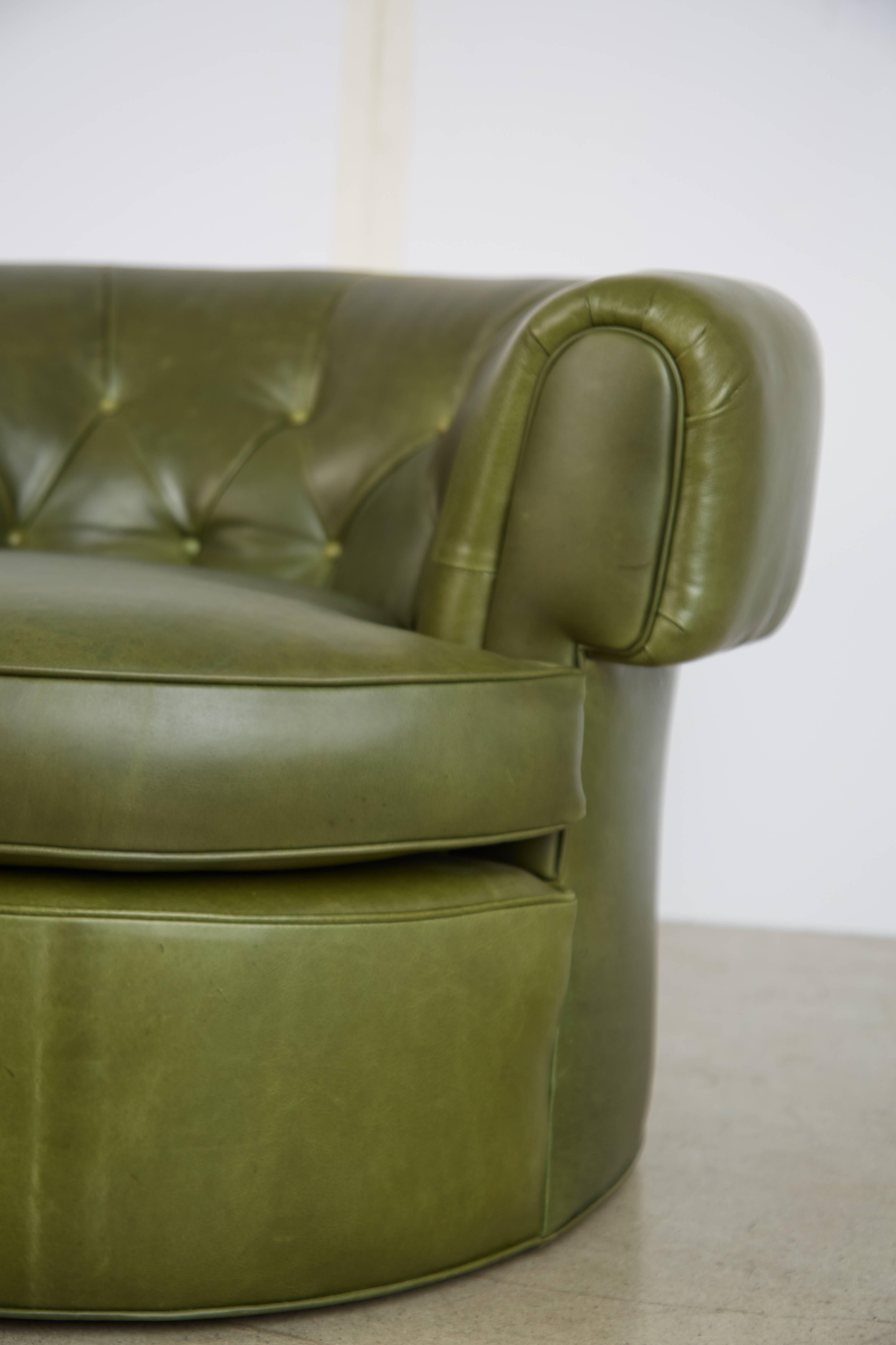 Pair of 1950s Tufted Barrel Chairs in Forest Green Leather, Restored In Excellent Condition In Los Angeles, CA