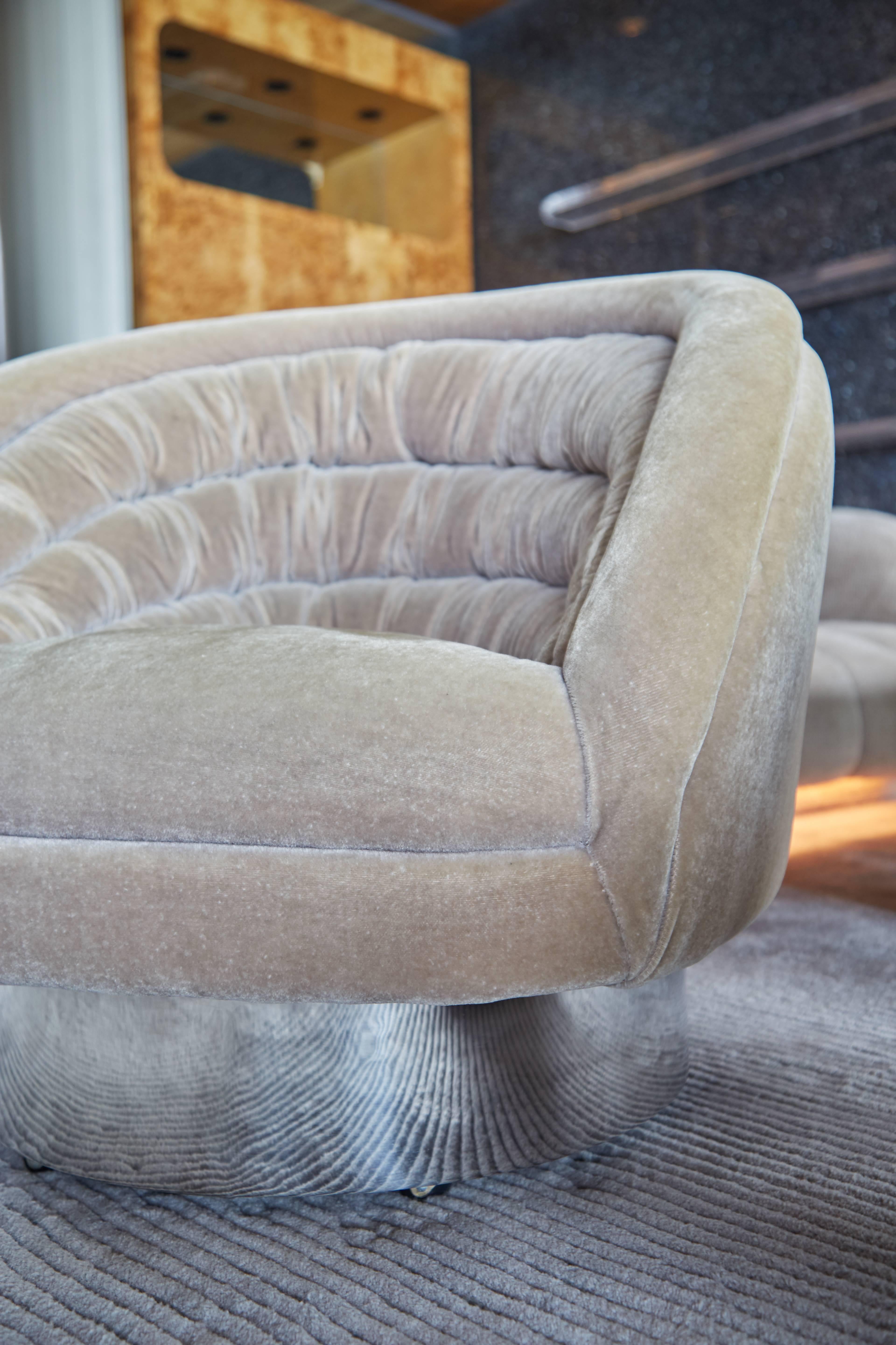 Mid-Century Modern Vladimir Kagan Crescent Swivel Lounge Chairs from Chase Designed Home, Pair