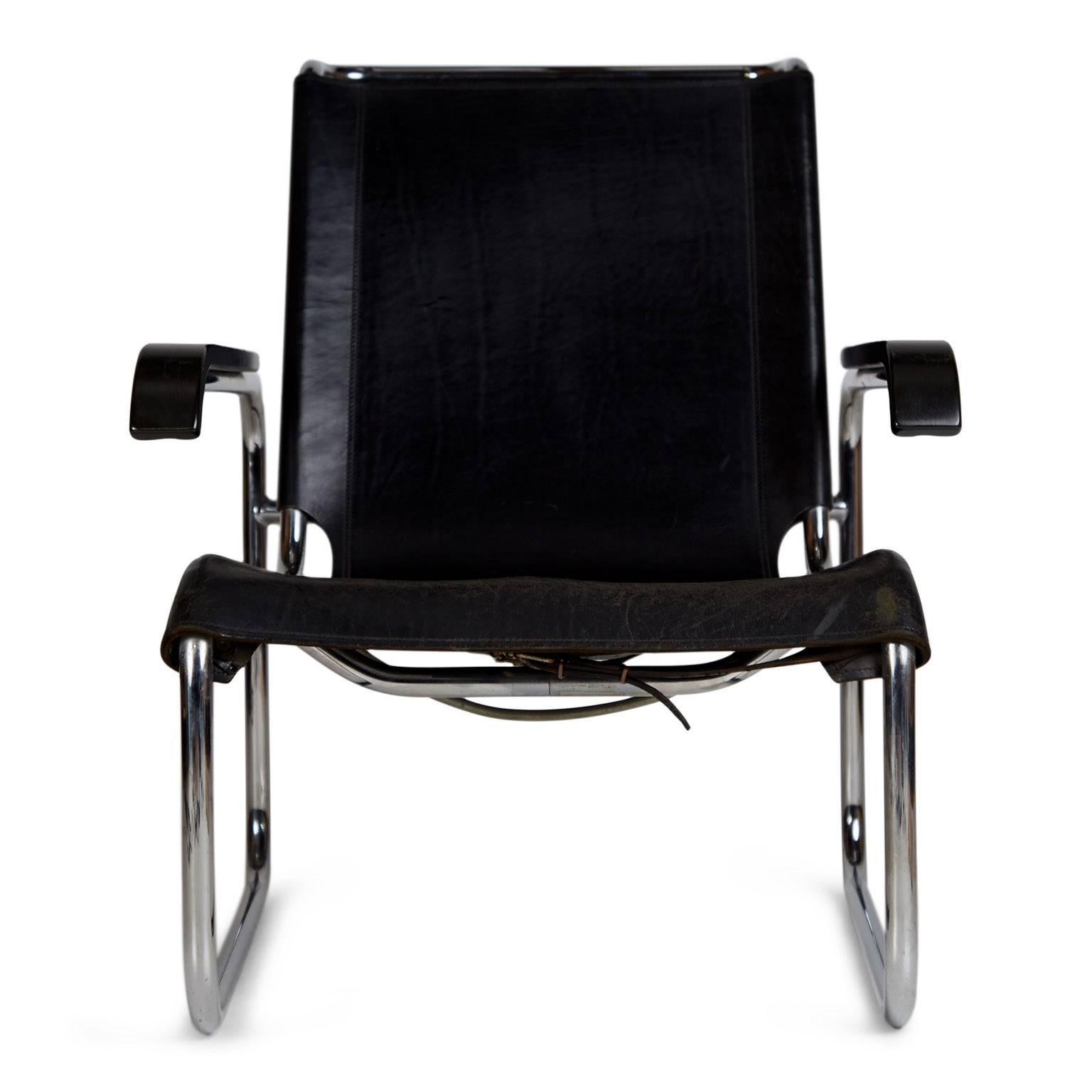 Wunderschöne Exemplare des ikonischen Sessels B-35, der 1928 von Marcel Breuer für Thonet entworfen wurde.  Er wurde 1975 als Hauptstuhl in dem von Joe D'urzo für Calvin Kleins Wohnung in NYC entworfenen Wohnzimmer verwendet. 

Diese Stühle bestehen