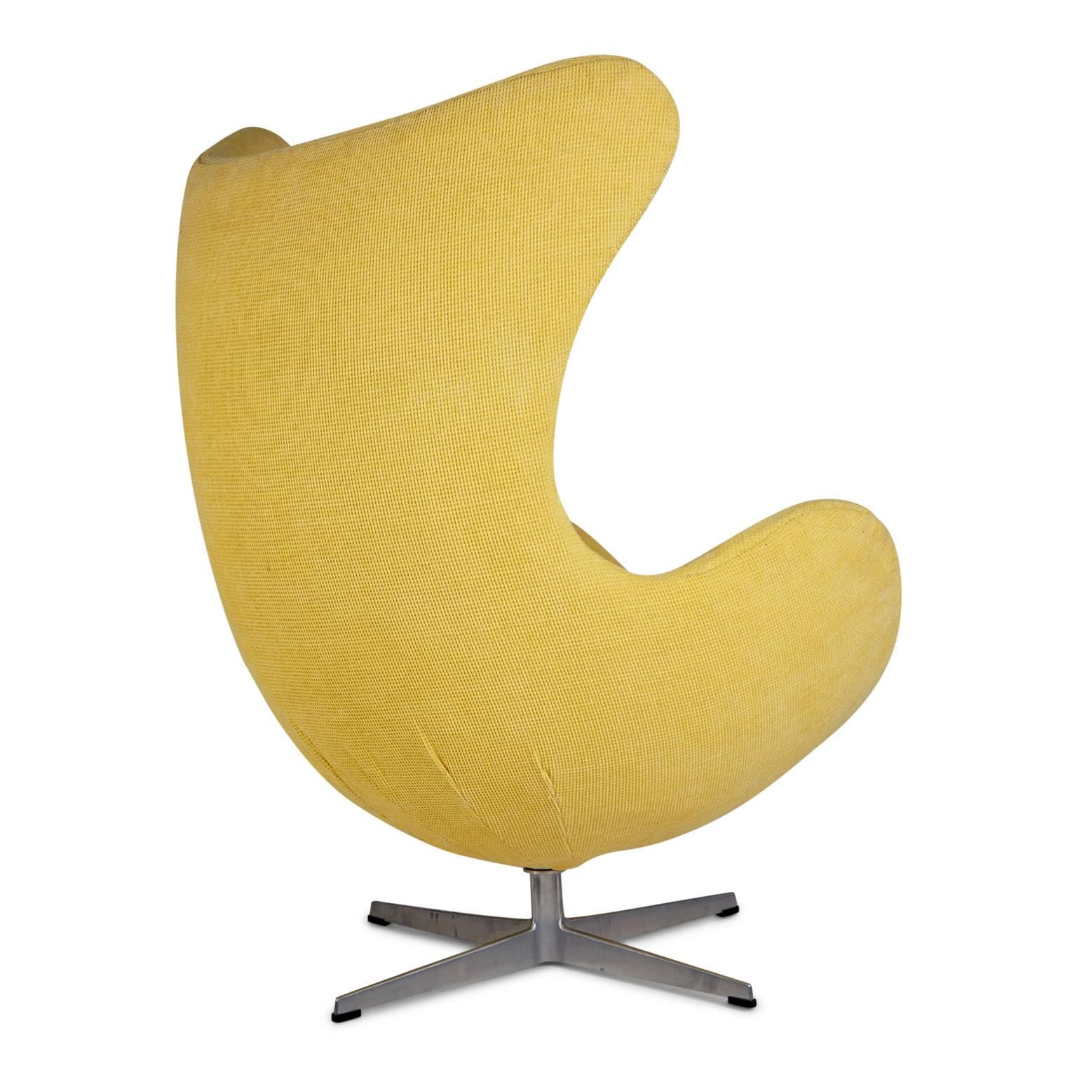 Scandinavian Modern Arne Jacobsen for Fritz Hansen Model 3316 Egg Chairs and Footstools