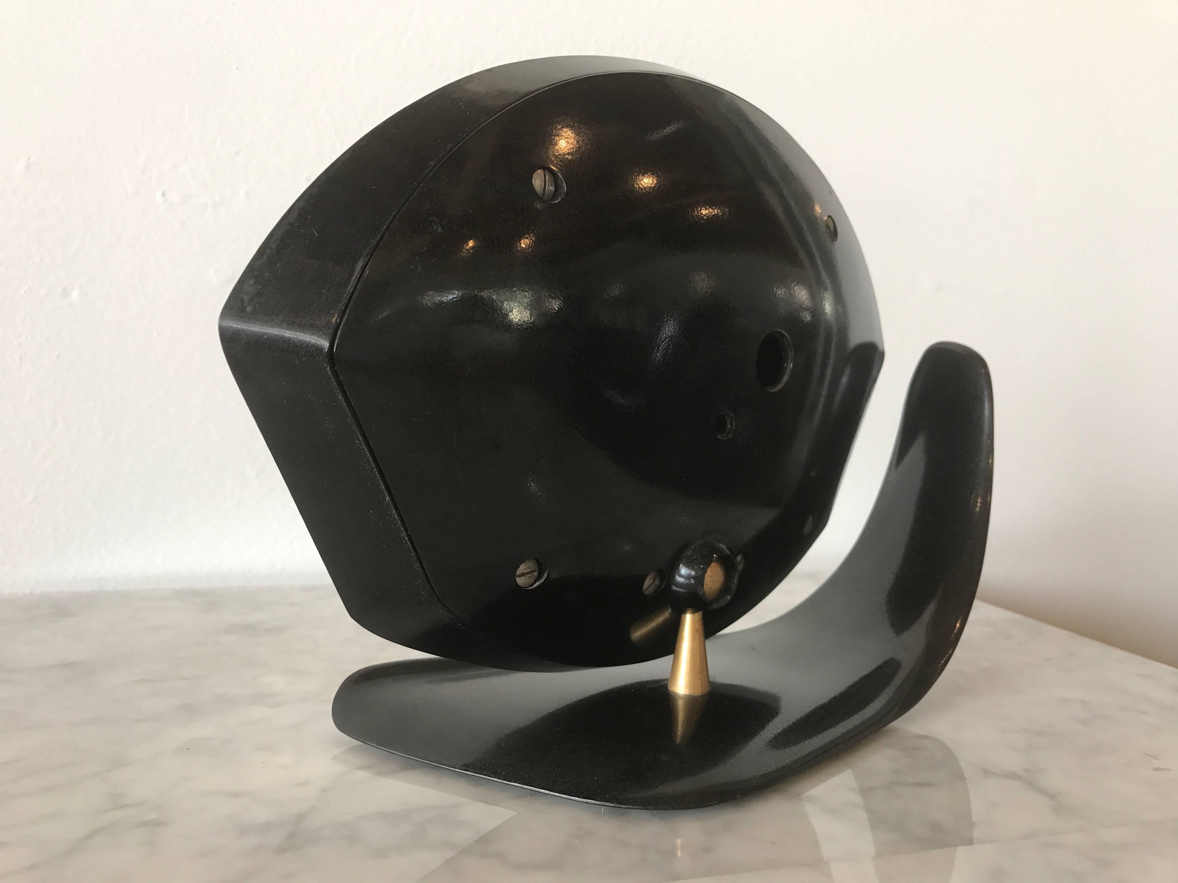 Geometric Modern Age Bakelite Table Clock, circa 1940 In Excellent Condition In Los Angeles, CA
