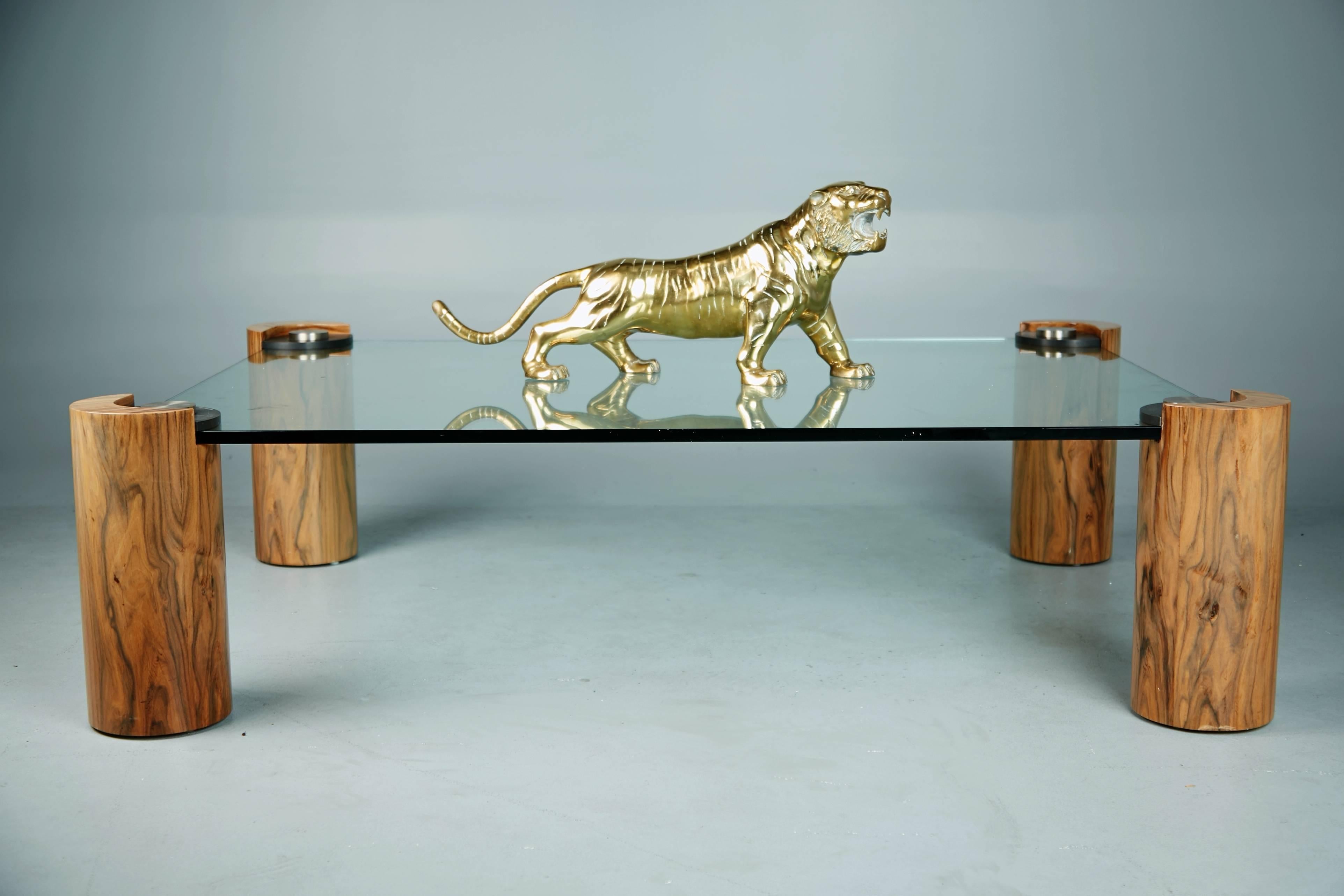 Gleaming majestic looking tiger statue which would be a great accent to any interior. This svelte beast is fabricated from brass, an on-trend material currently and would add a touch of warmth to a concept as well as being an eye-catching piece.