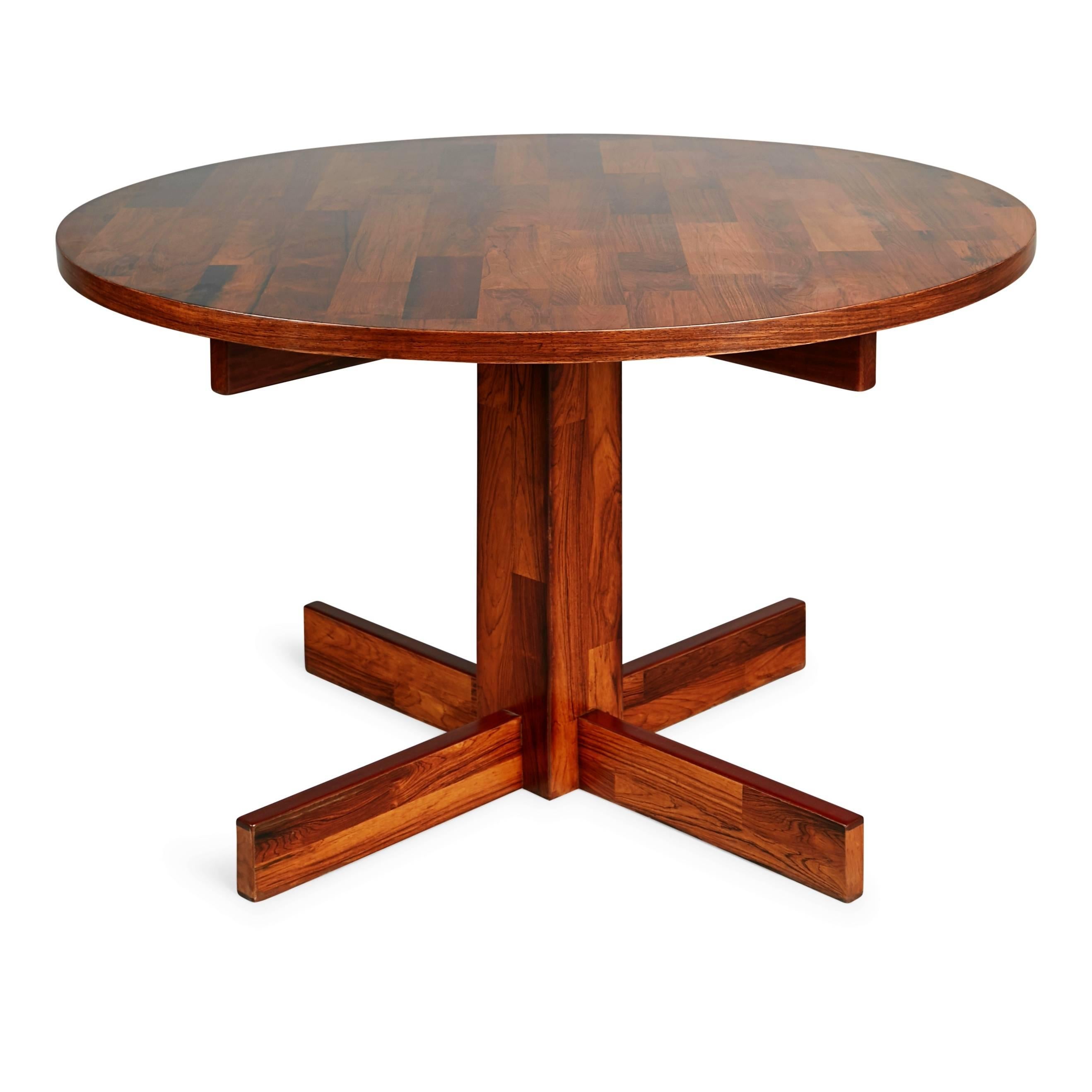 Expertly crafted Jacaranda (Brazilian Rosewood) circular table by Jorge Zalszupin for L'Atelier, which has been recently refinished. This striking dining table is fabricated from solid rosewood with a marquetry style surface consisting of various