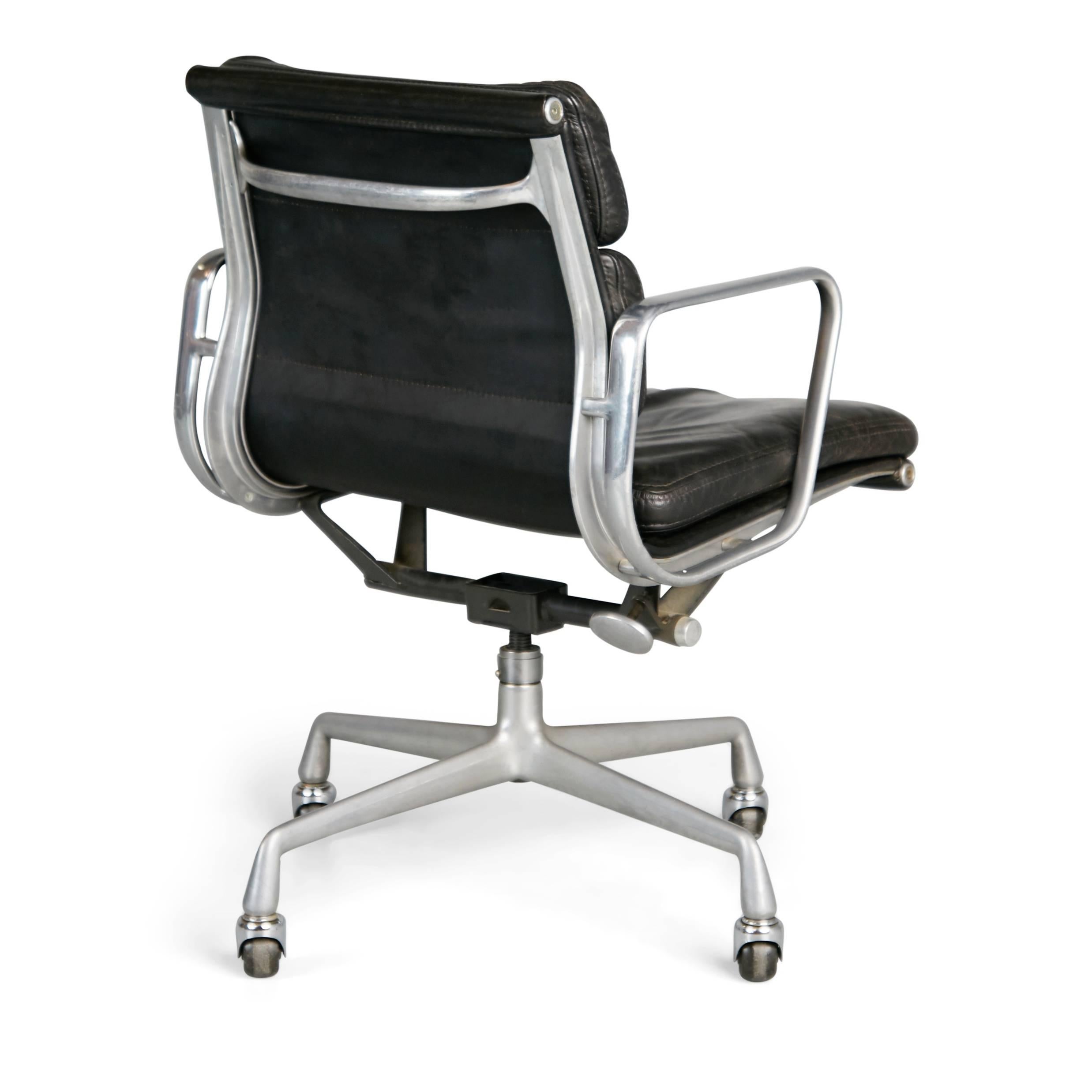 Charles Eames for Herman Miller Black Soft Pad Management Chairs, circa 1980 In Good Condition In Los Angeles, CA