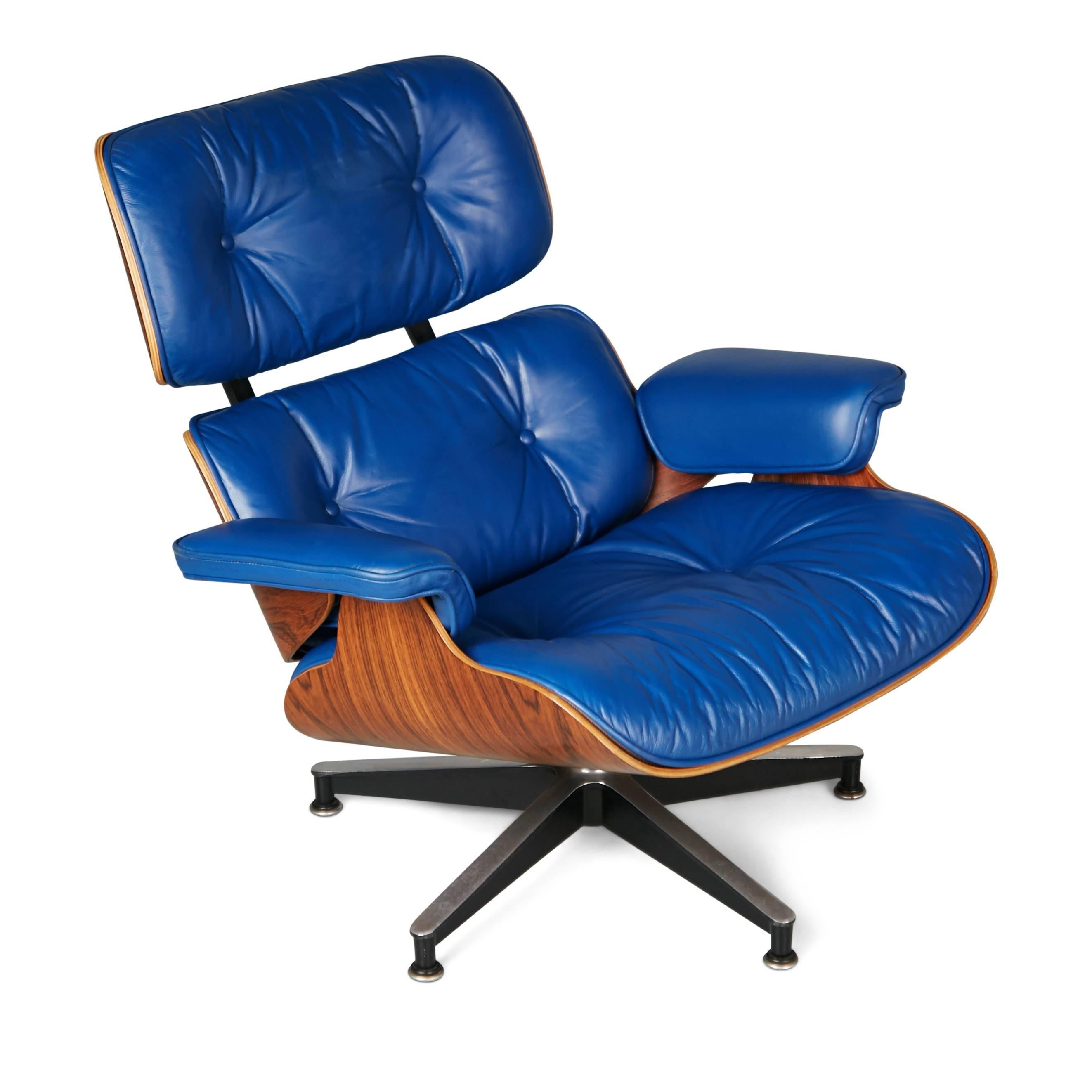 A rare early production find indeed, this Charles and Ray Eames for Herman Miller Model 670 lounge chair with Brazilian rosewood and vibrant azure blue leather, which was a rare special order option in the early 1960s. Circular black Herman Miller