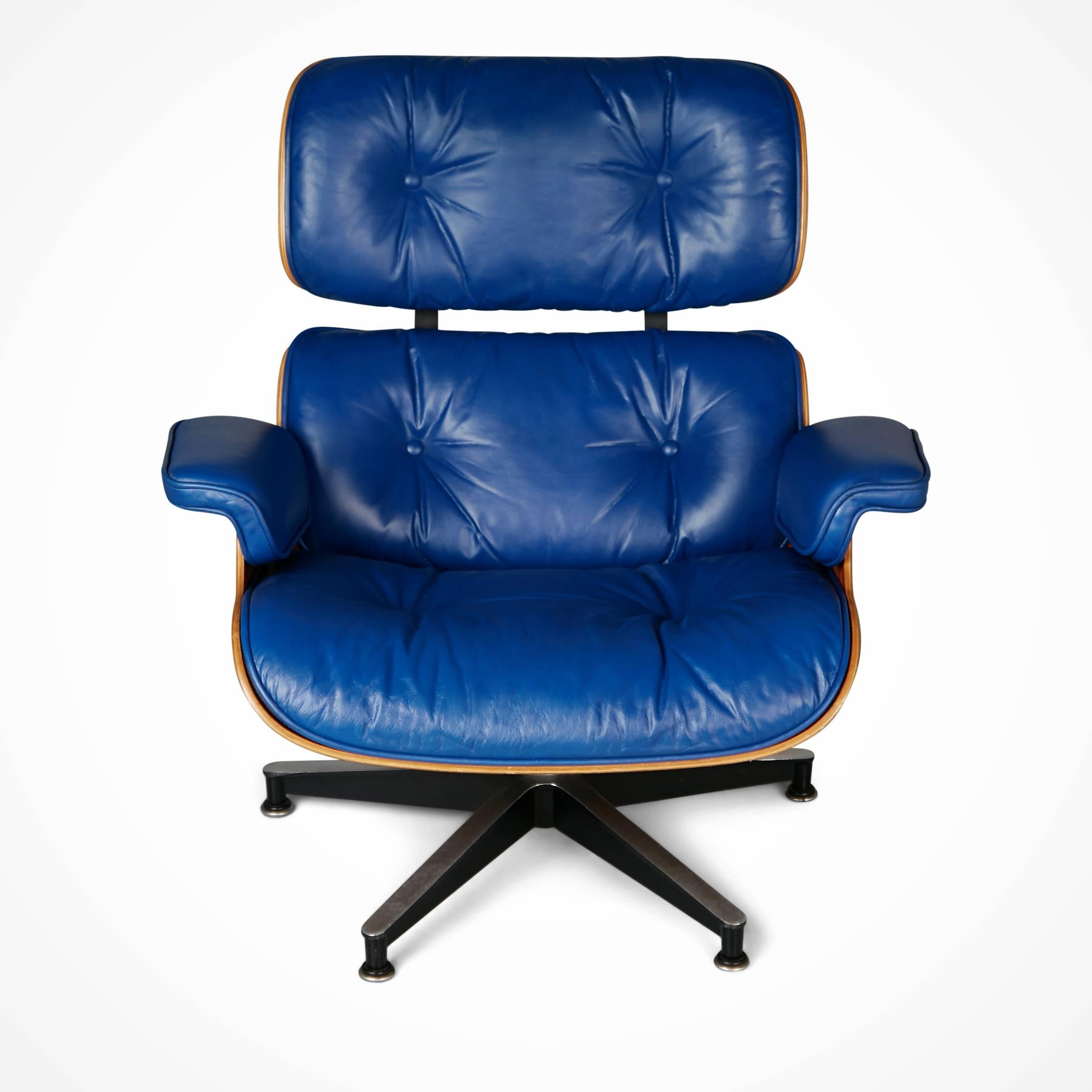 American Blue Leather and Rosewood Eames Lounge Chair 670 for Herman Miller, circa 1960