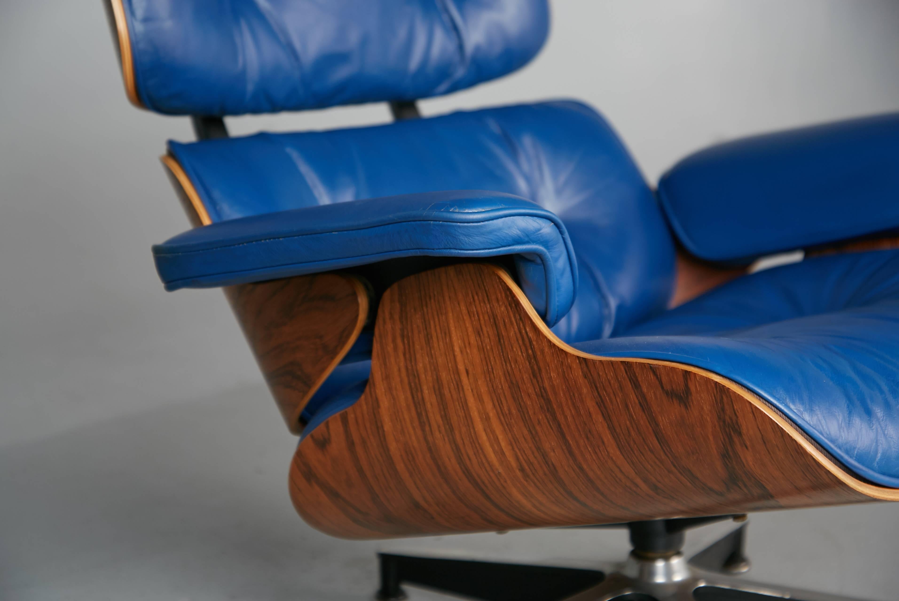 Blue Leather and Rosewood Eames Lounge Chair 670 for Herman Miller, circa 1960 In Excellent Condition In Los Angeles, CA