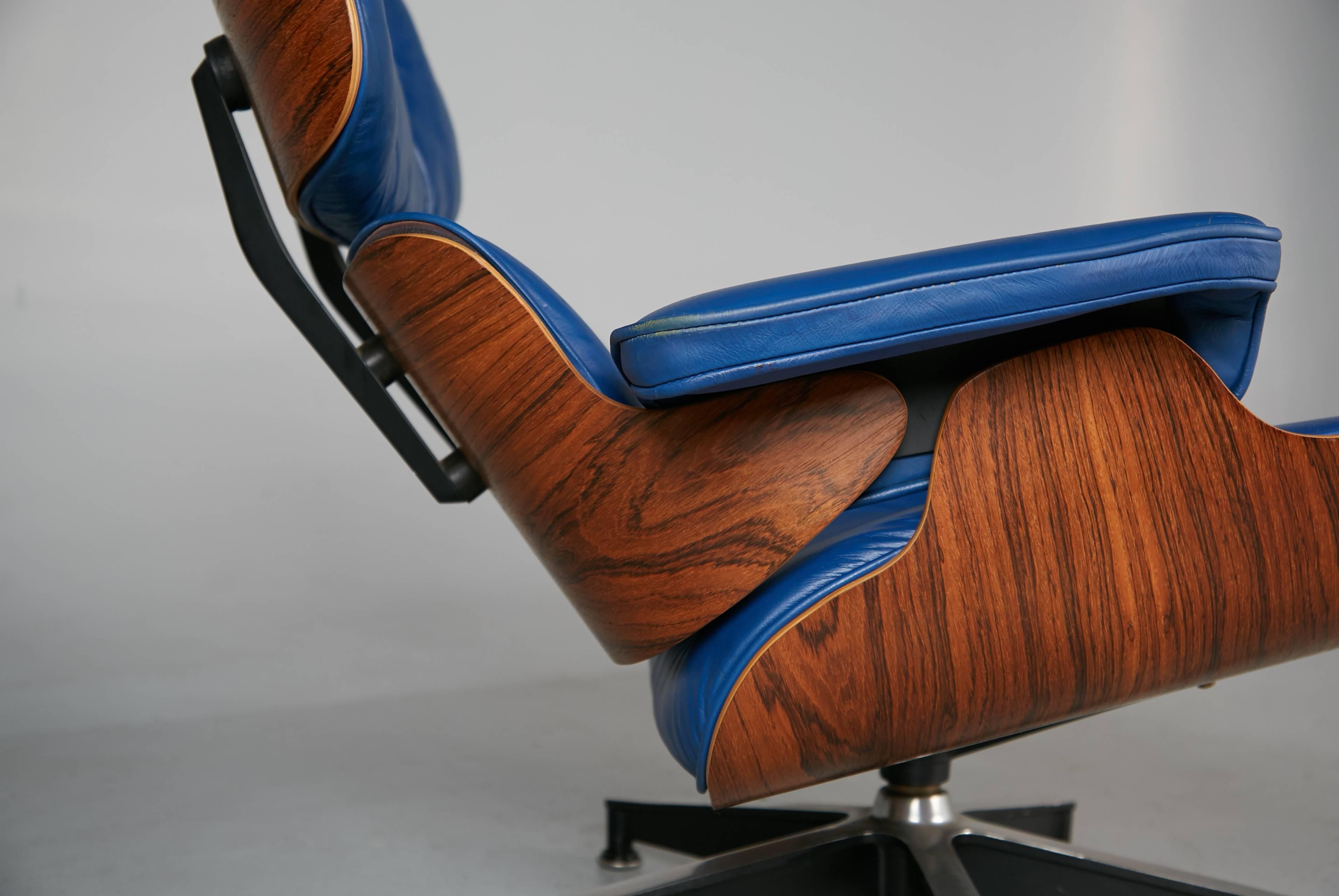 Mid-20th Century Blue Leather and Rosewood Eames Lounge Chair 670 for Herman Miller, circa 1960