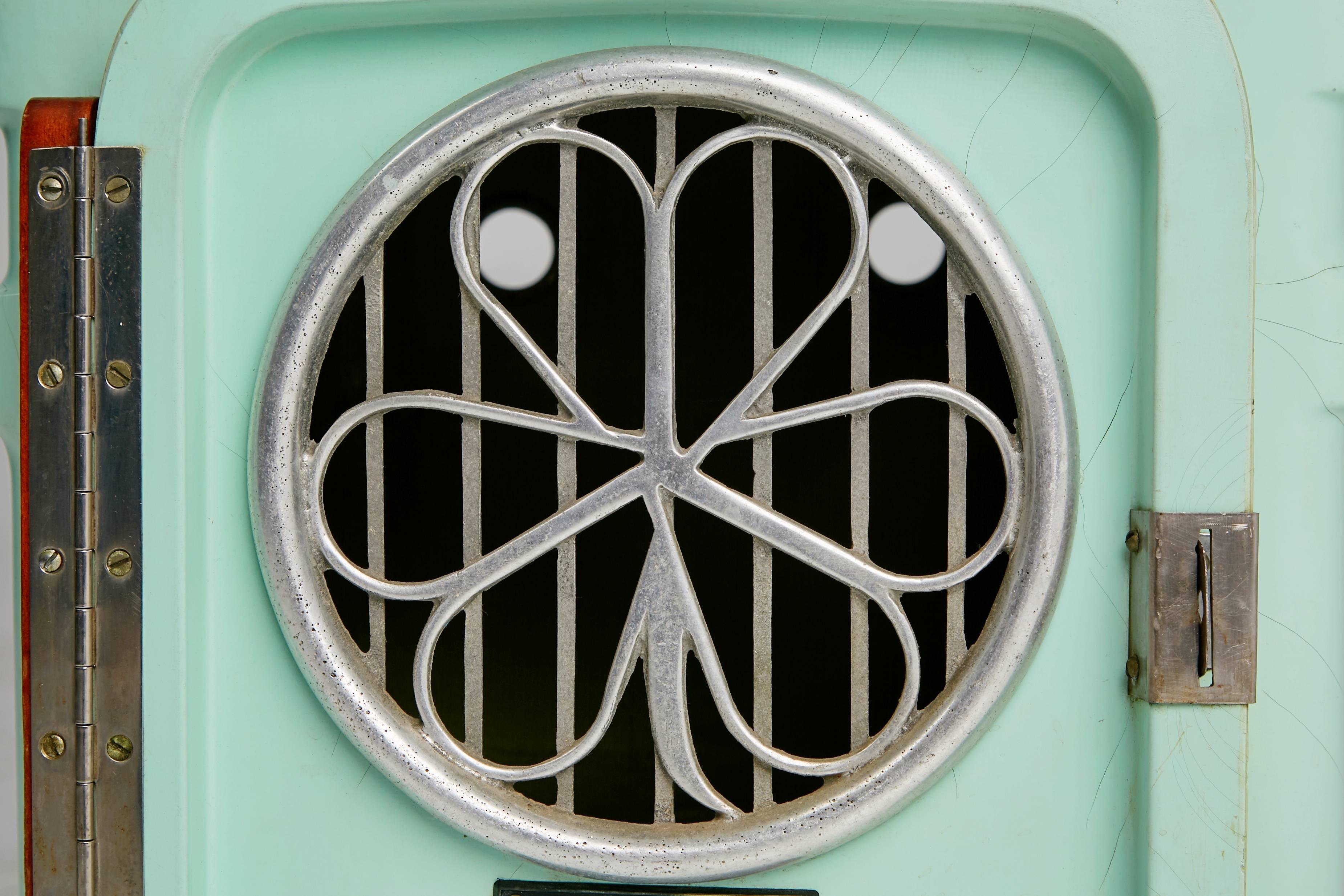  Shamrock Crates Pet Carrier in Mint Green, circa 1960 In Good Condition In Los Angeles, CA