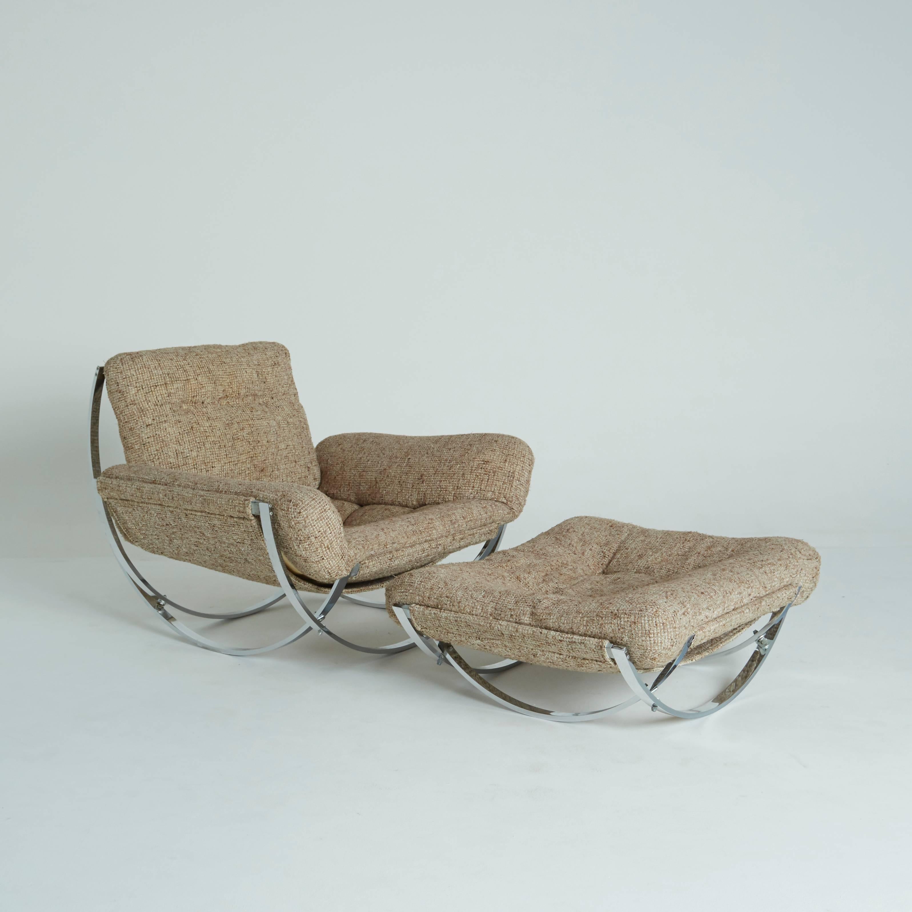 A wonderful floating tan wool sculptural lounge chair and ottoman by Lennart Bender, 1970s. 

This inimitable Italian design is comprised of comfy, plush cushions that seem to float on top of the sculptural cradles of the rounded chrome base. The