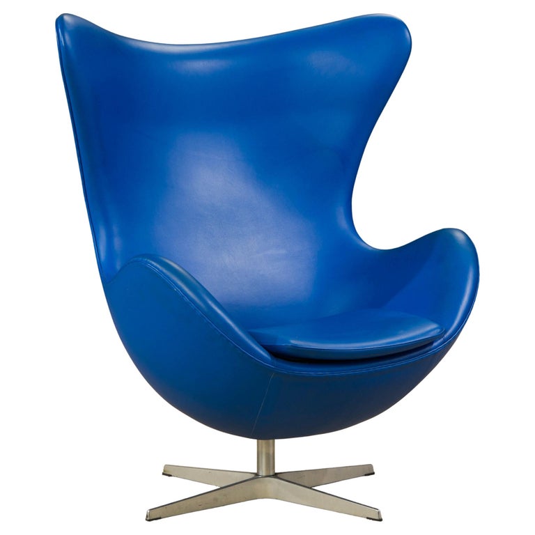 Egg Chair by Arne Jacobson for Fritz Hansen in Blue Leather, Signed For Sale