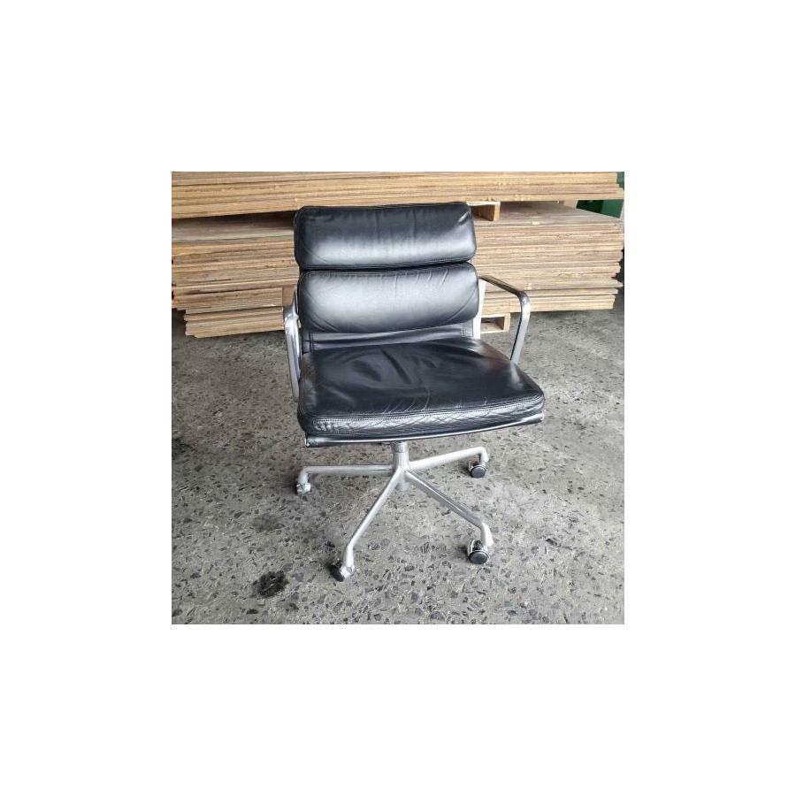 This sought after and in-demand black leather desk chair is the classic 'Soft Pad Management Chair' from the aluminum group line, designed by Charles and Ray Eames for Herman Miller. Featuring the original vintage black leather upholstery over